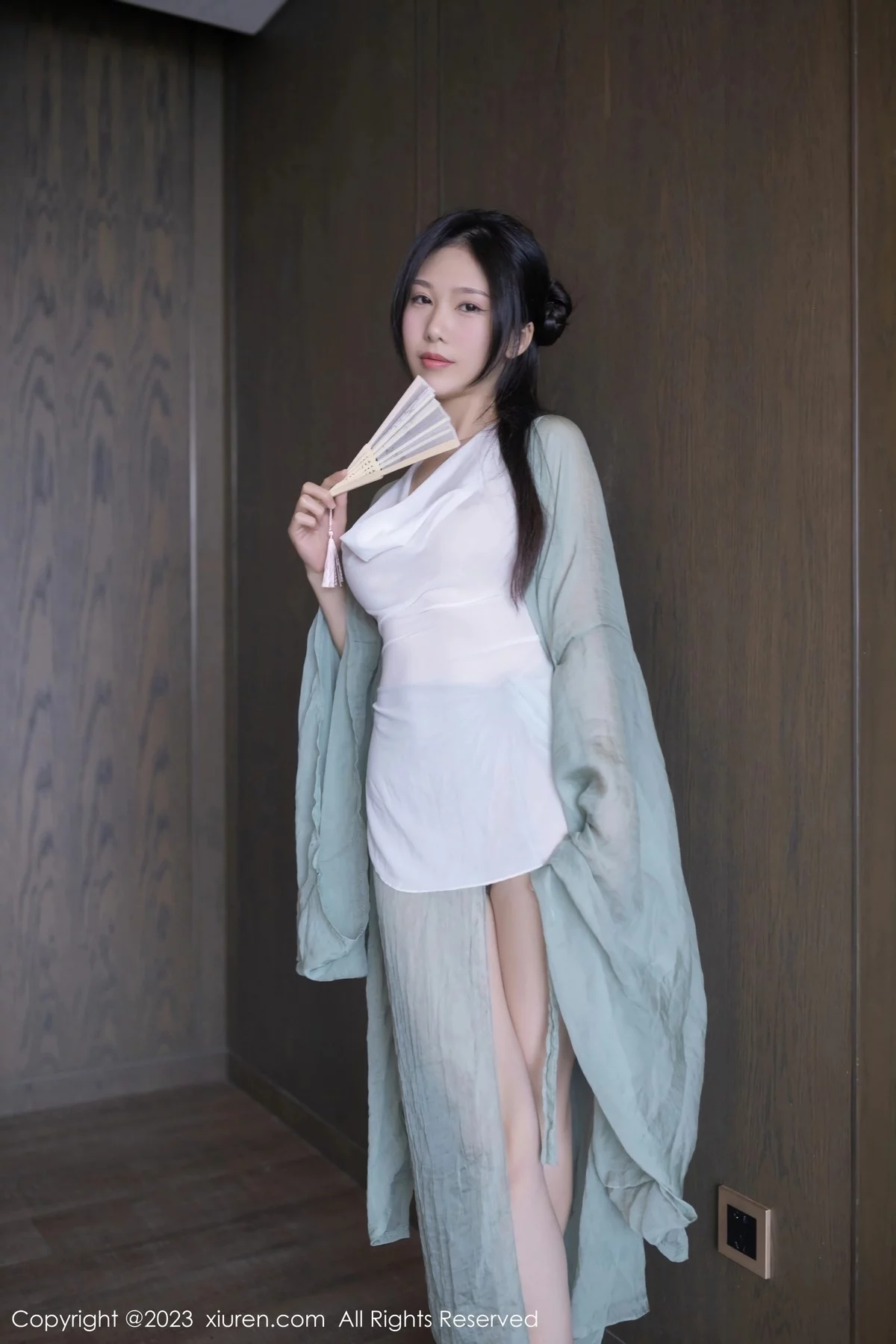 XiuRen第6420期_模特利世性感绿色古装服饰配白色薄纱秀曼妙身姿迷人诱惑写真74P