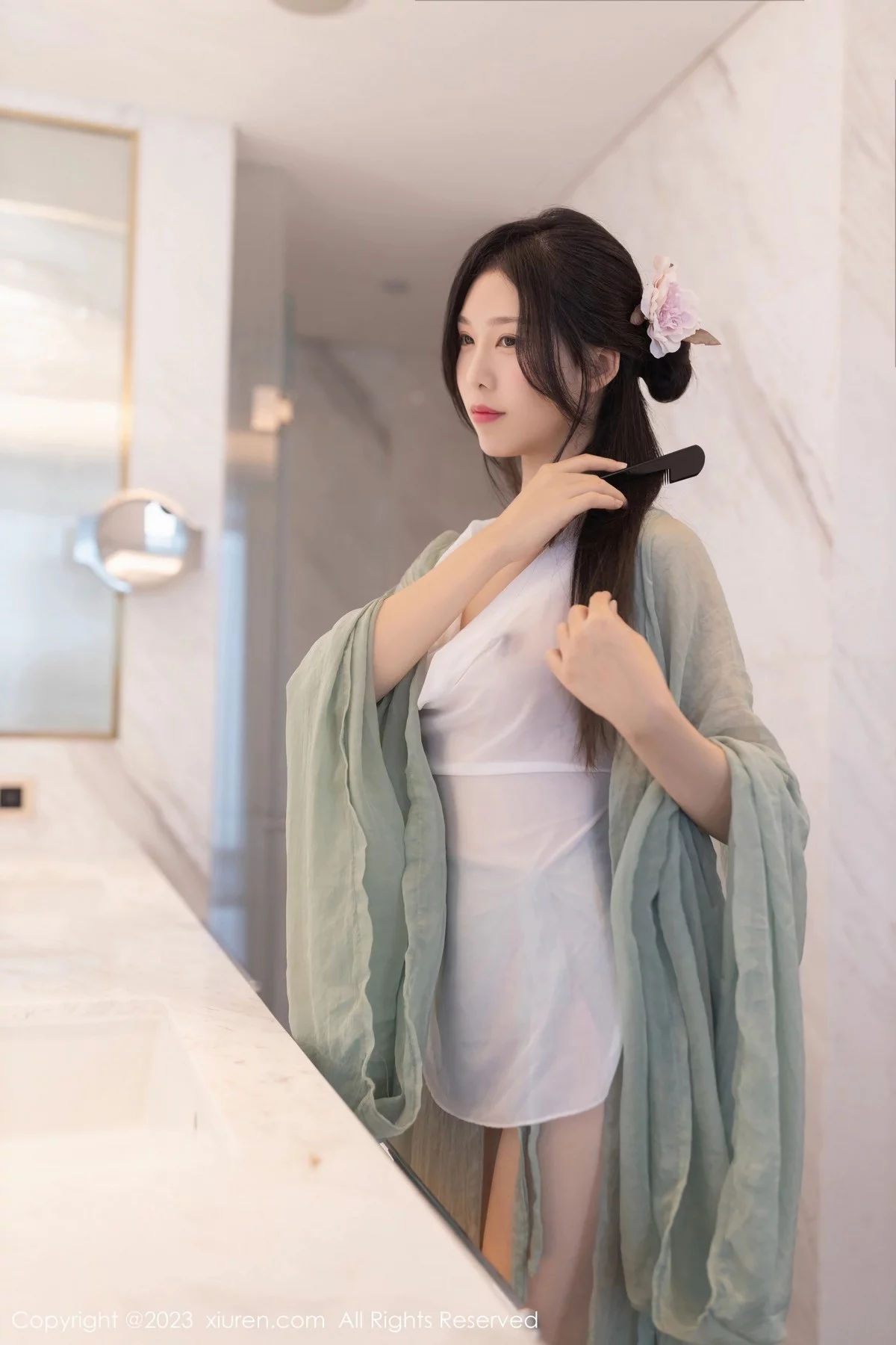 XiuRen第6420期_模特利世性感绿色古装服饰配白色薄纱秀曼妙身姿迷人诱惑写真74P