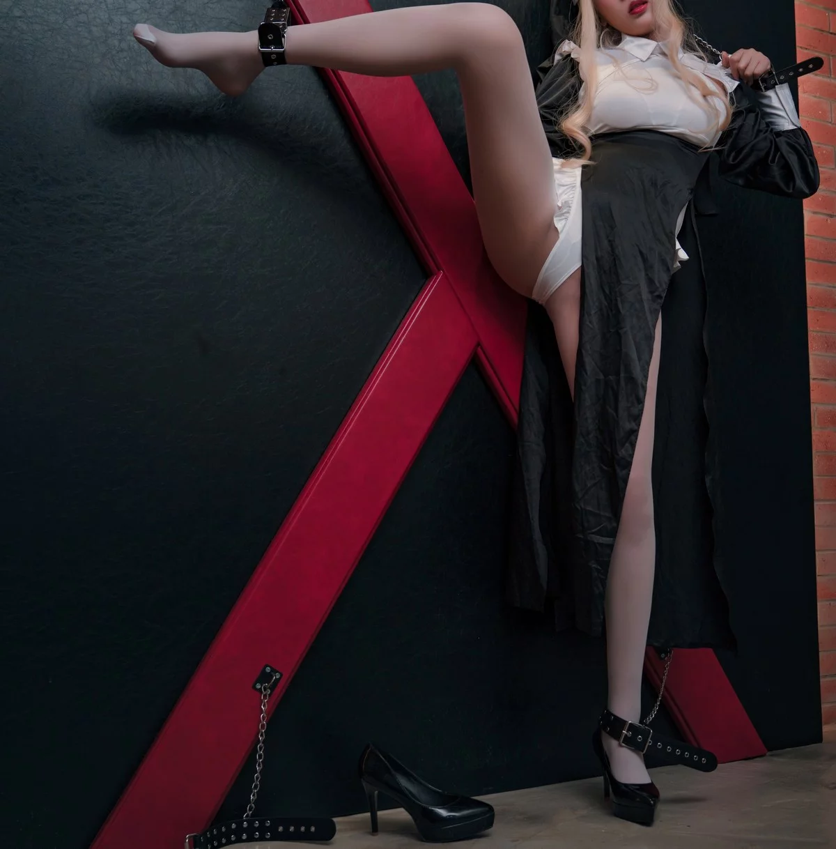 网络美女轩萧学姐修女主题性感白色薄透连体衣配白丝袜秀完美身材诱惑写真49P