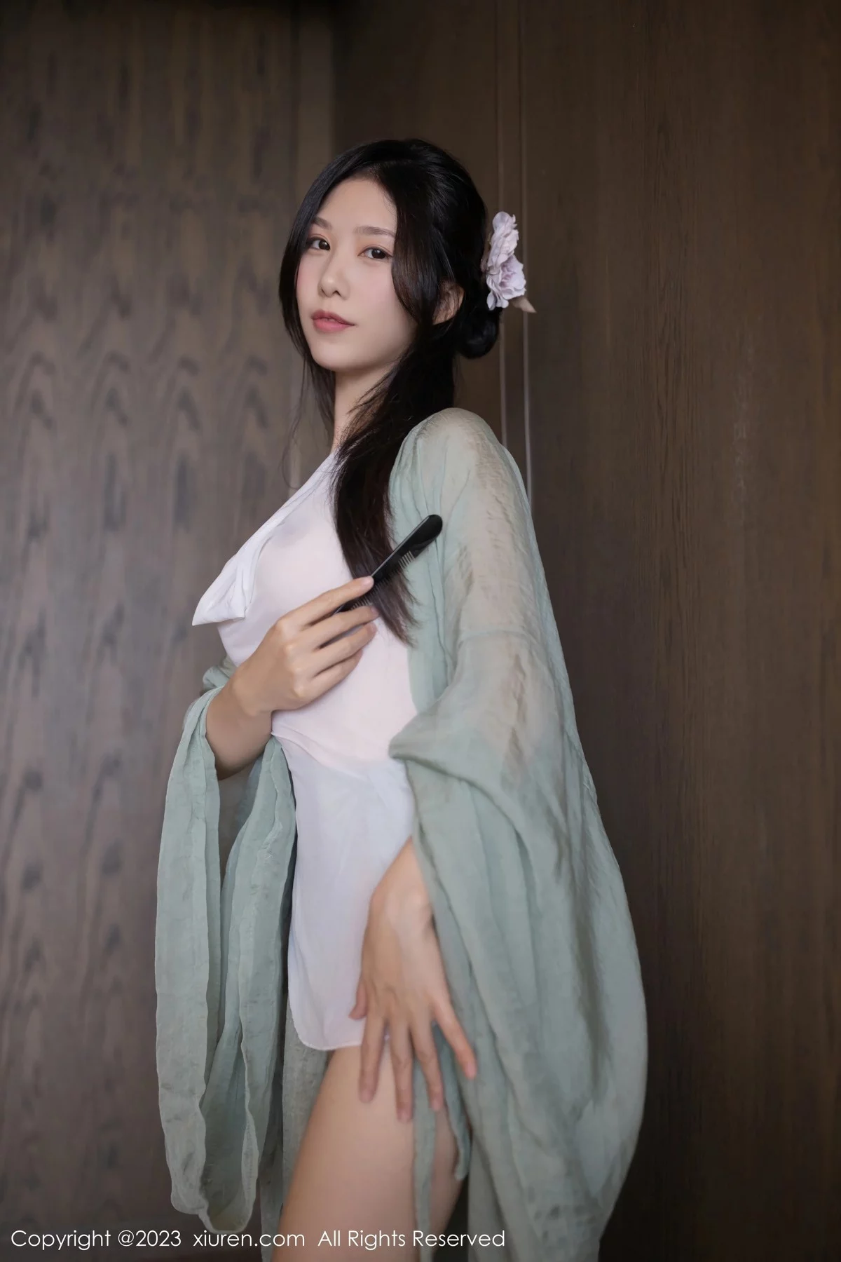 XiuRen第6420期_模特利世性感绿色古装服饰配白色薄纱秀曼妙身姿迷人诱惑写真74P