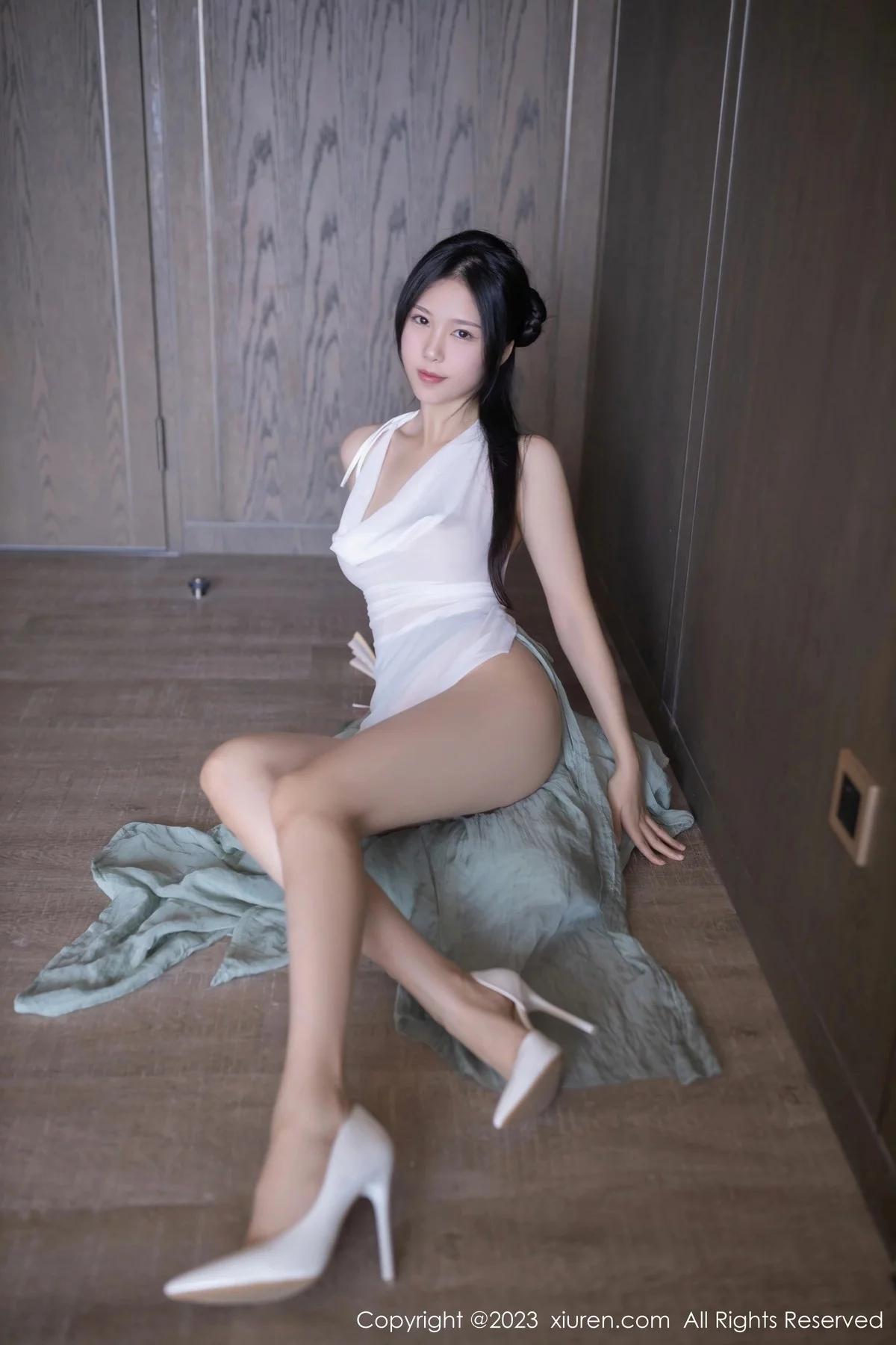 XiuRen第6420期_模特利世性感绿色古装服饰配白色薄纱秀曼妙身姿迷人诱惑写真74P