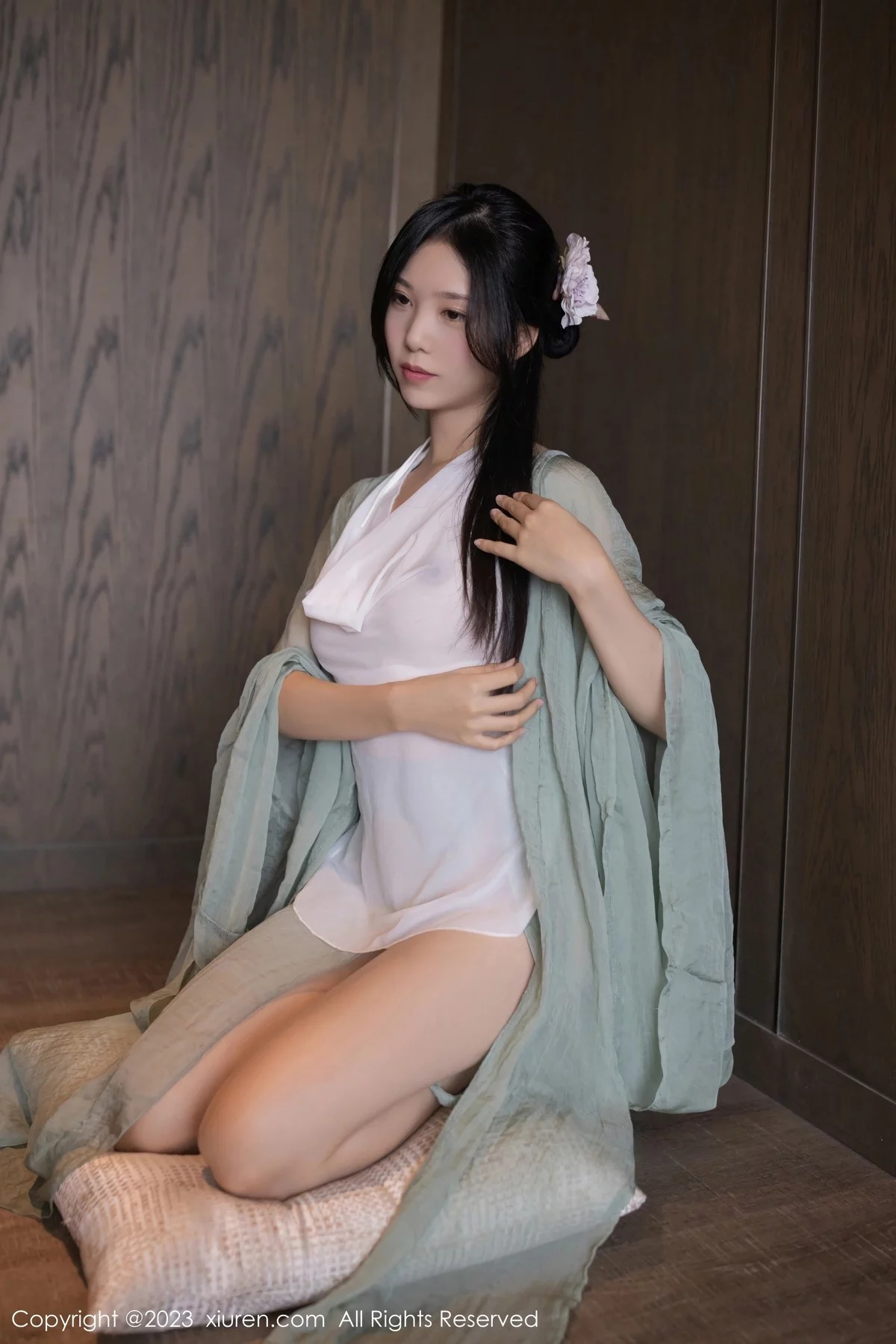 XiuRen第6420期_模特利世性感绿色古装服饰配白色薄纱秀曼妙身姿迷人诱惑写真74P