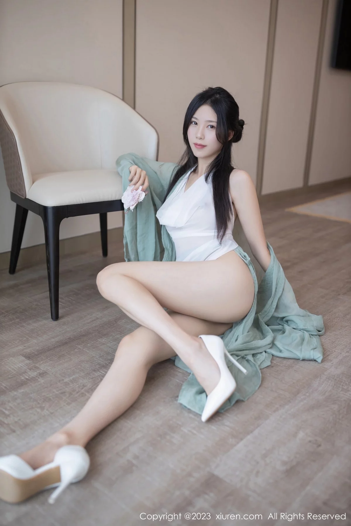 XiuRen第6420期_模特利世性感绿色古装服饰配白色薄纱秀曼妙身姿迷人诱惑写真74P