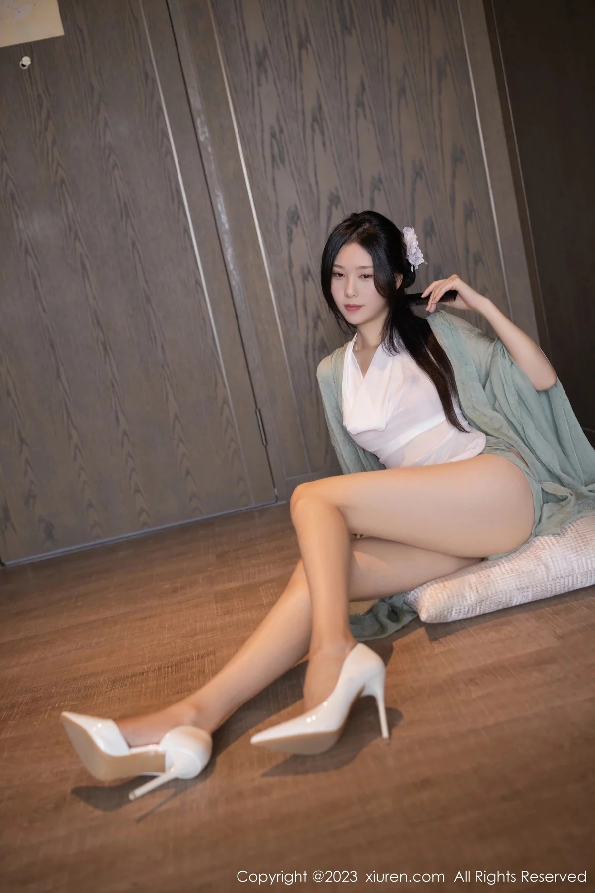 XiuRen第6420期_模特利世性感绿色古装服饰配白色薄纱秀曼妙身姿迷人诱惑写真74P