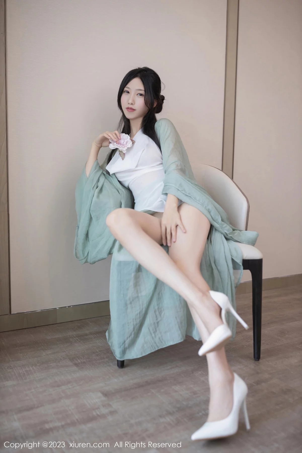 XiuRen第6420期_模特利世性感绿色古装服饰配白色薄纱秀曼妙身姿迷人诱惑写真74P