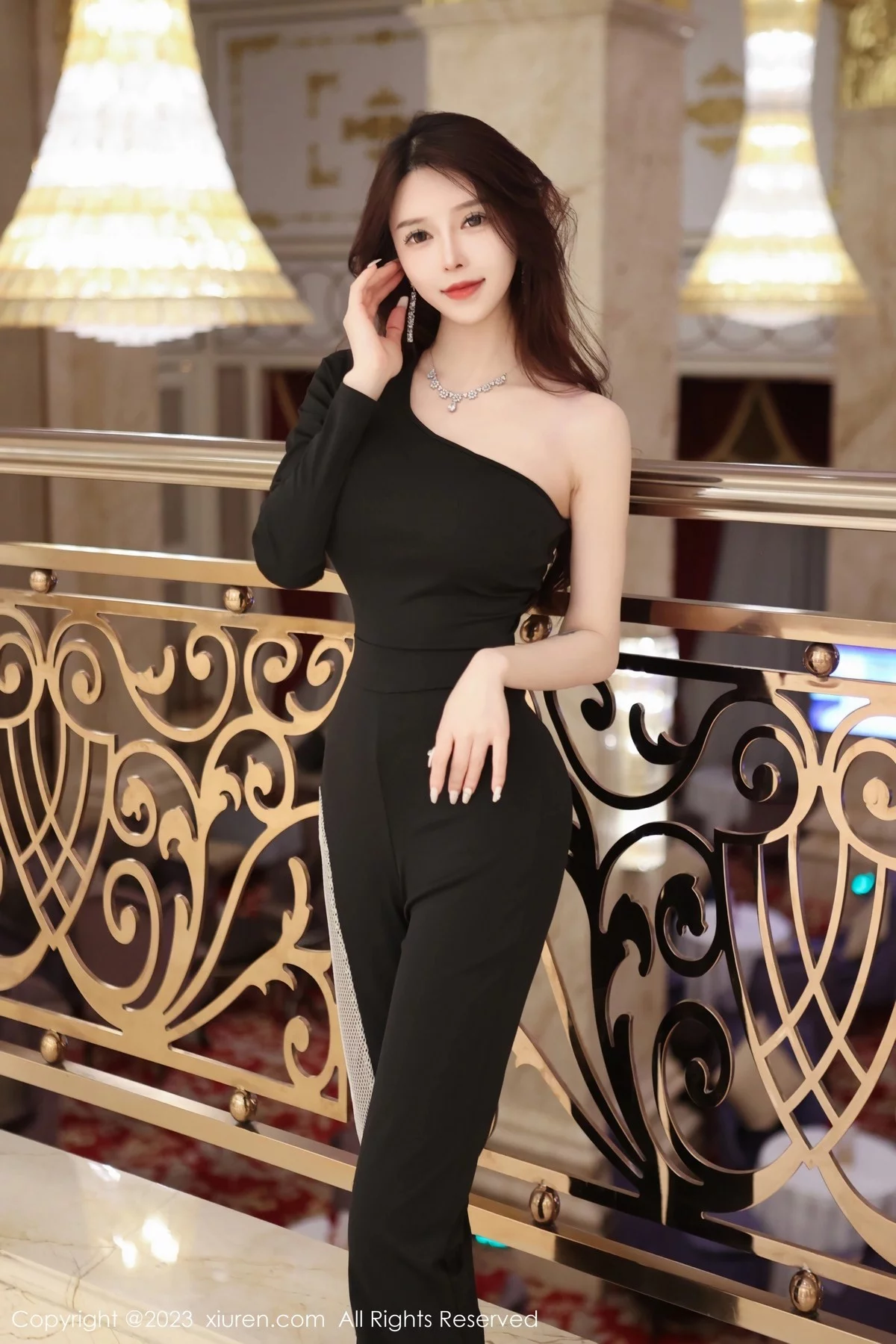 XiuRen第6417期_模特玉兔miki脱黑色简约套装露黑色蕾丝内衣超薄黑丝诱惑写真95P