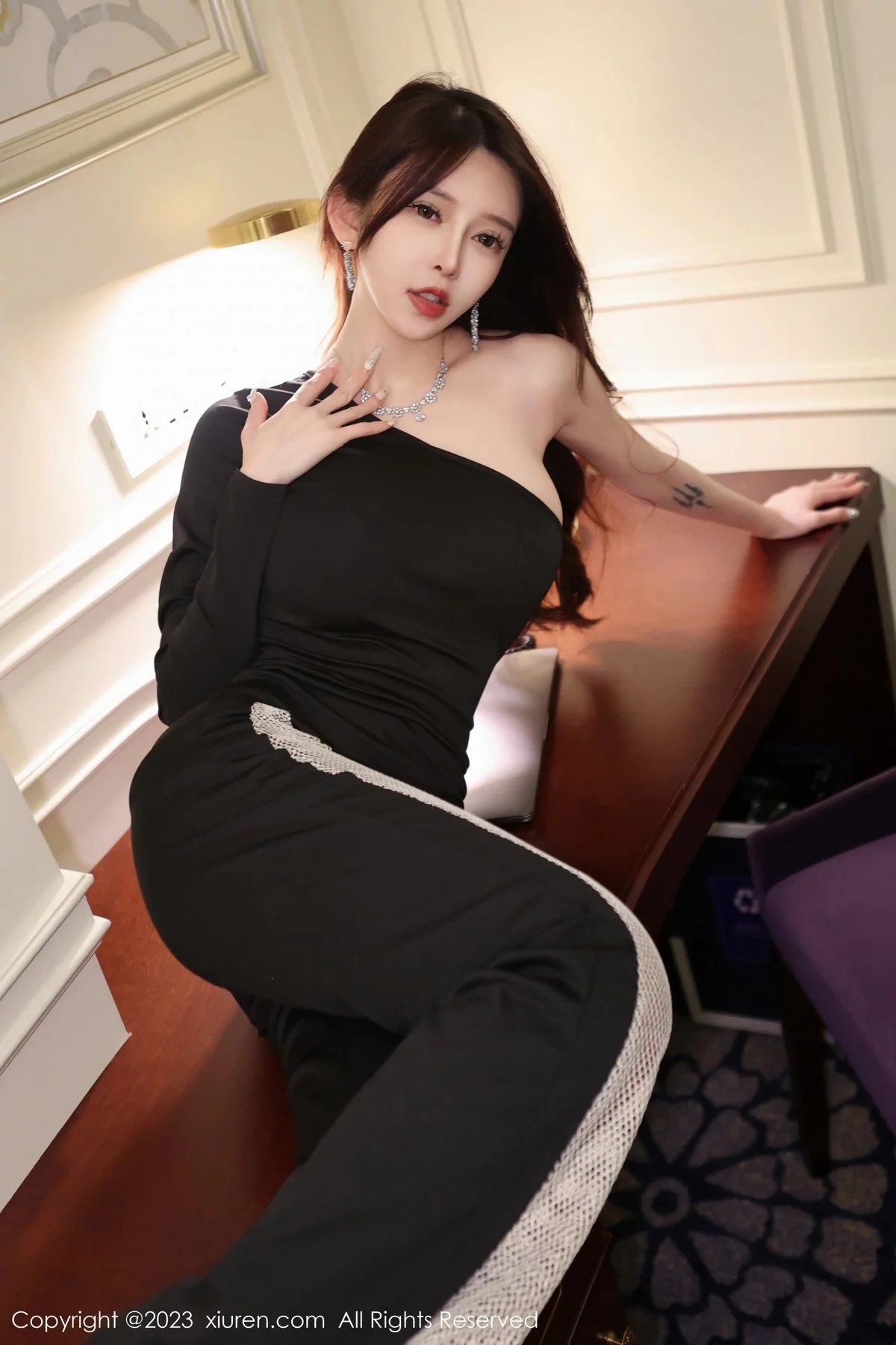 XiuRen第6417期_模特玉兔miki脱黑色简约套装露黑色蕾丝内衣超薄黑丝诱惑写真95P
