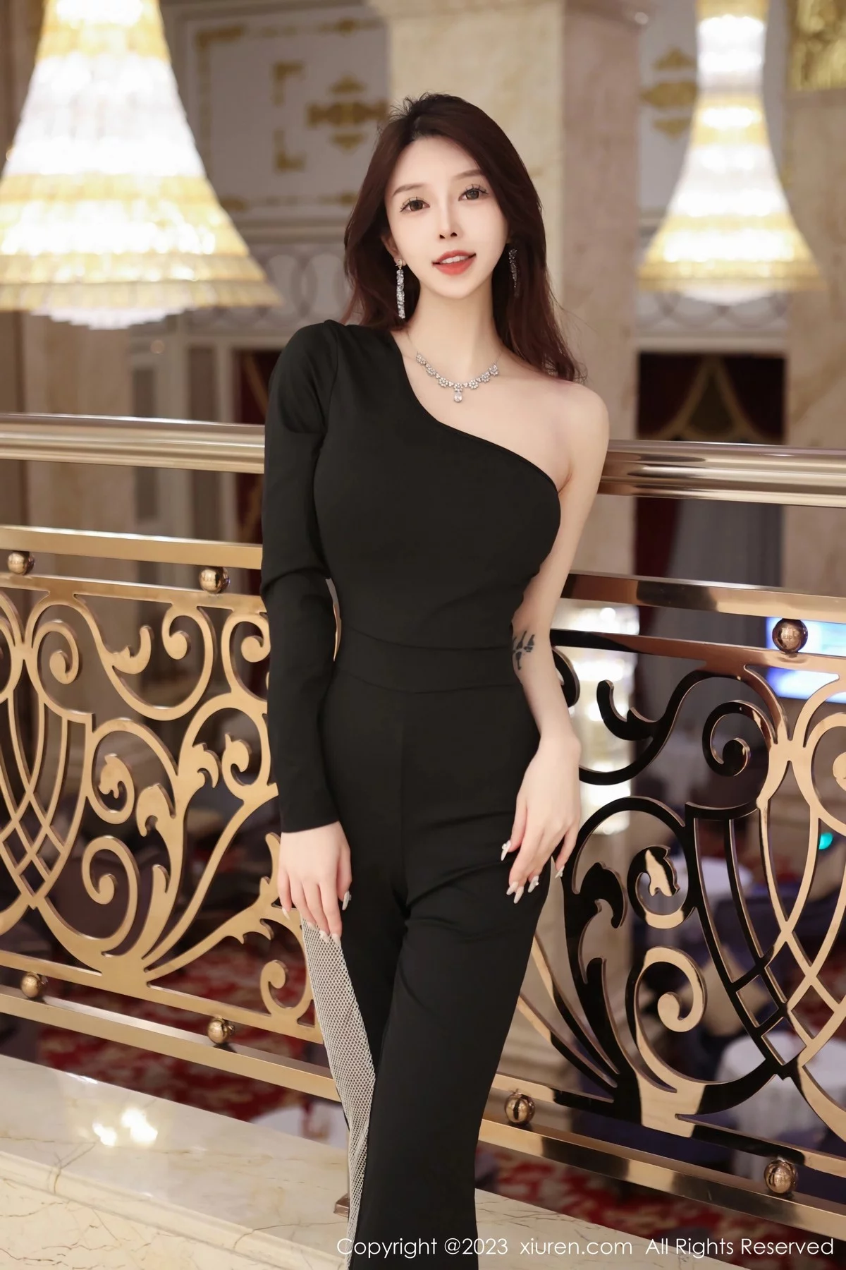 XiuRen第6417期_模特玉兔miki脱黑色简约套装露黑色蕾丝内衣超薄黑丝诱惑写真95P