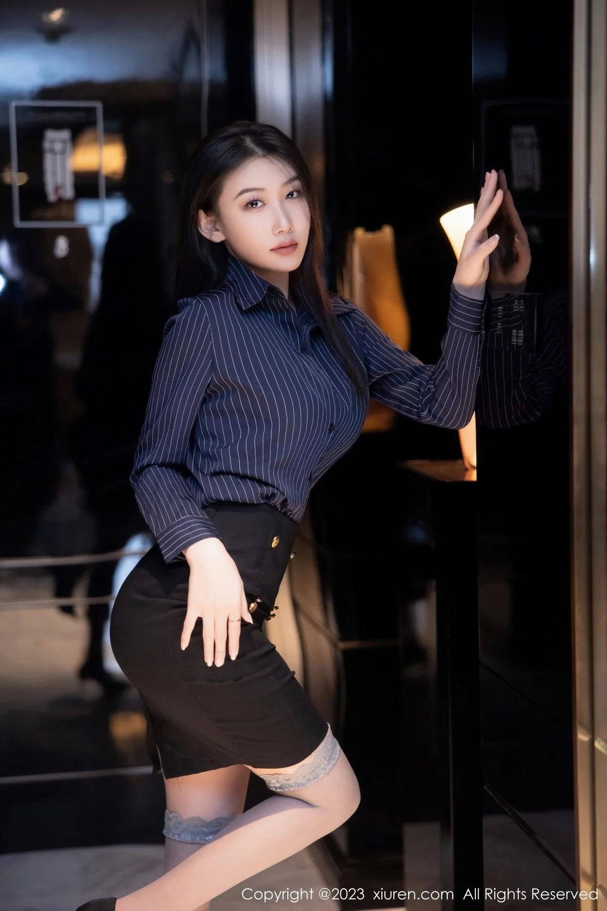 XiuRen第6418期_模特李佳芮cherie深色条纹服配短裙露黑色蕾丝情趣内衣诱惑写真75P
