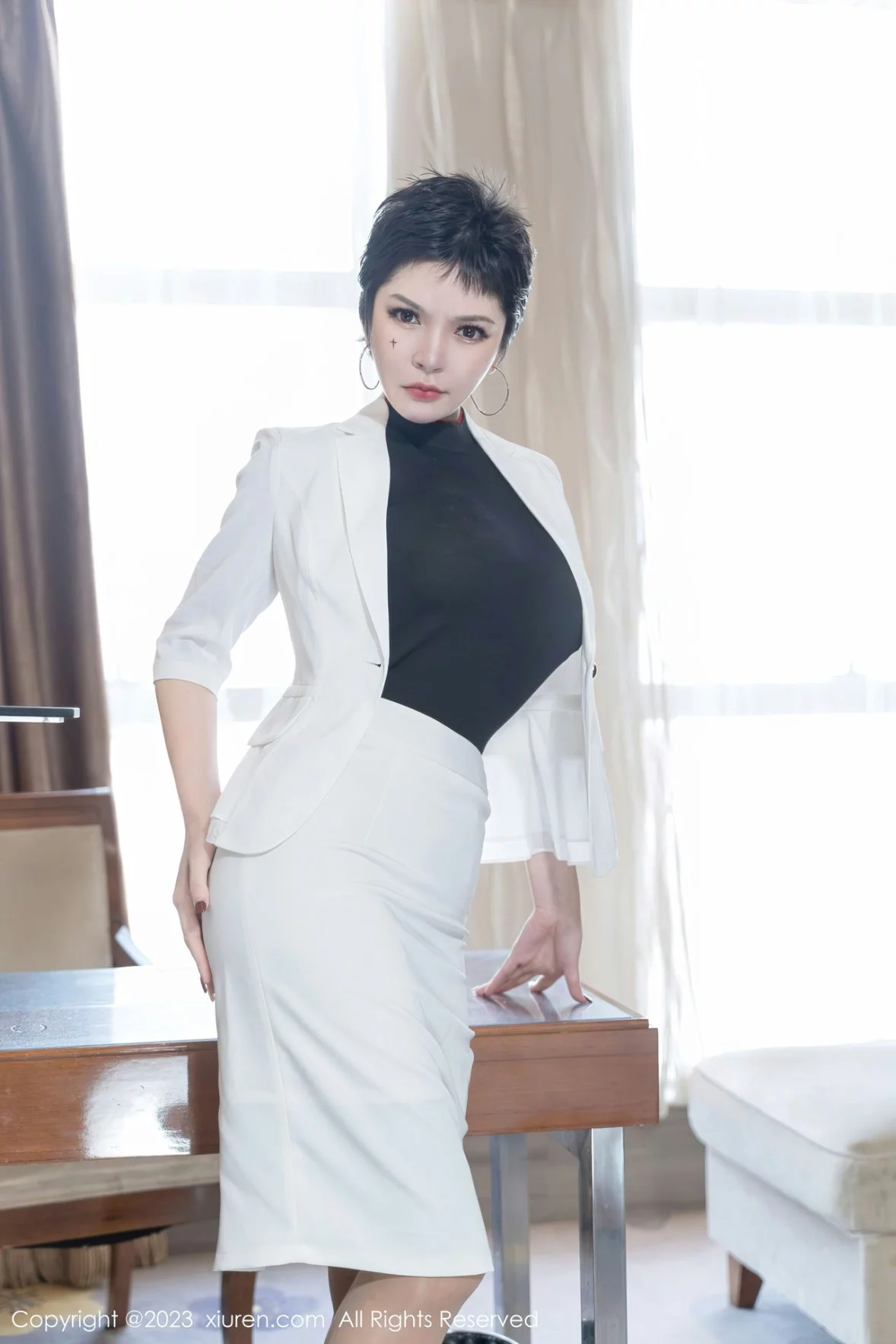 XiuRen第6415期_大美妞伊丽莎有点白脱白色外衣露性感红色情趣内衣惹火诱惑写真63P