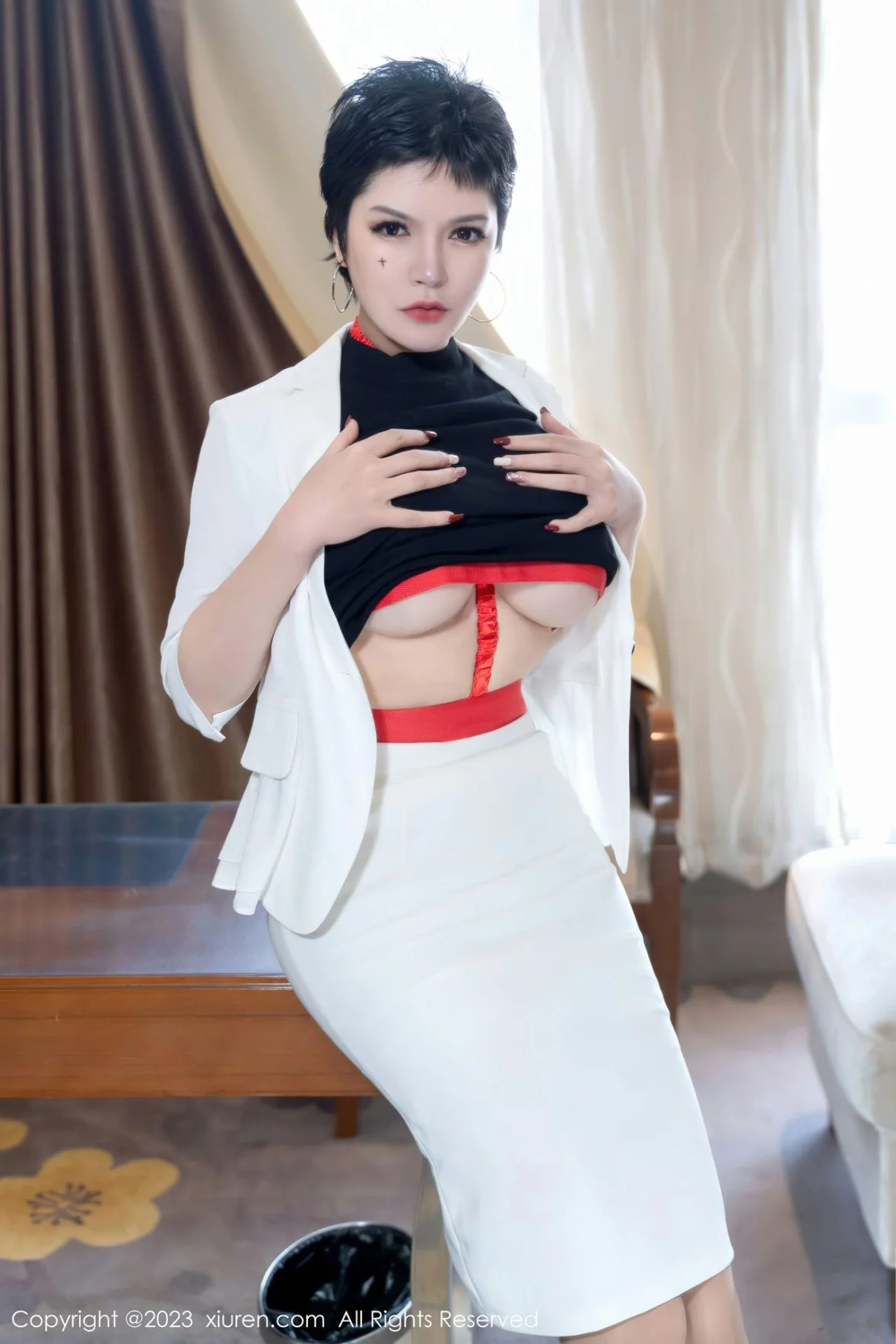 XiuRen第6415期_大美妞伊丽莎有点白脱白色外衣露性感红色情趣内衣惹火诱惑写真63P