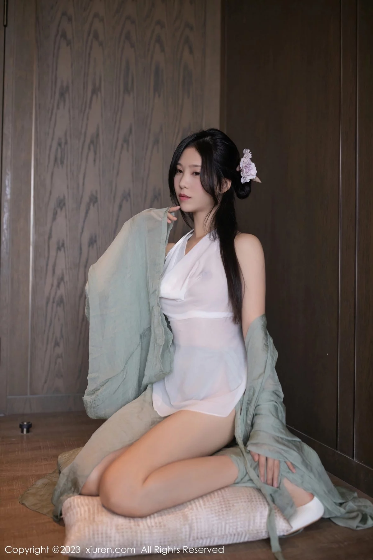 XiuRen第6420期_模特利世性感绿色古装服饰配白色薄纱秀曼妙身姿迷人诱惑写真74P