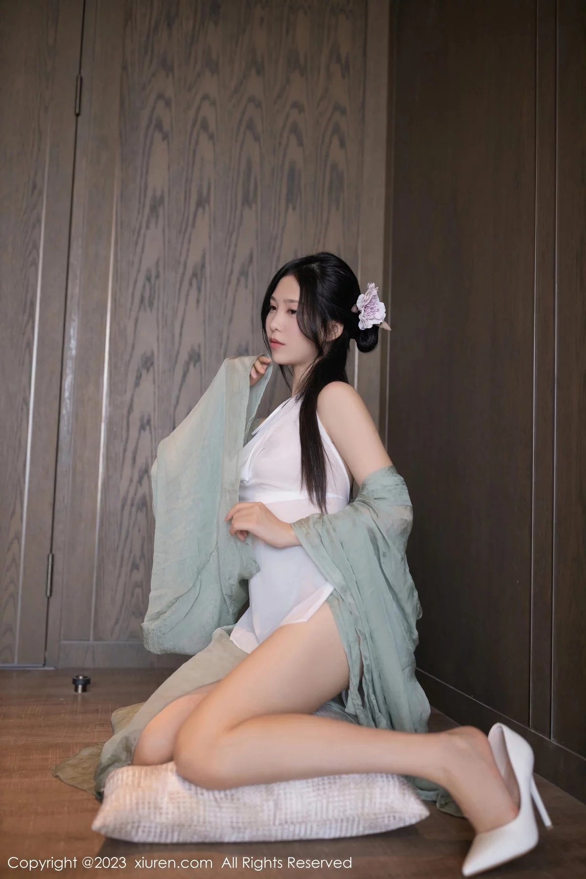 XiuRen第6420期_模特利世性感绿色古装服饰配白色薄纱秀曼妙身姿迷人诱惑写真74P