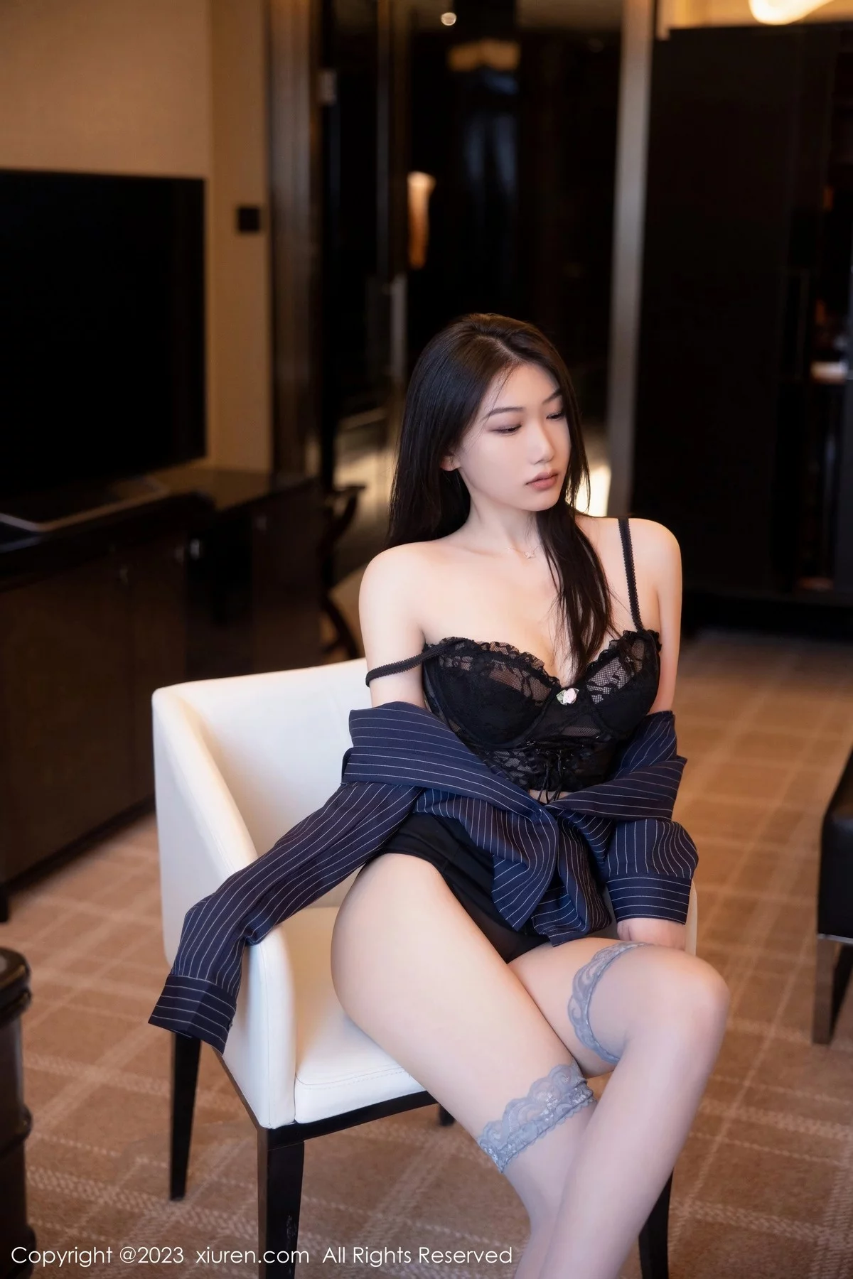 XiuRen第6418期_模特李佳芮cherie深色条纹服配短裙露黑色蕾丝情趣内衣诱惑写真75P