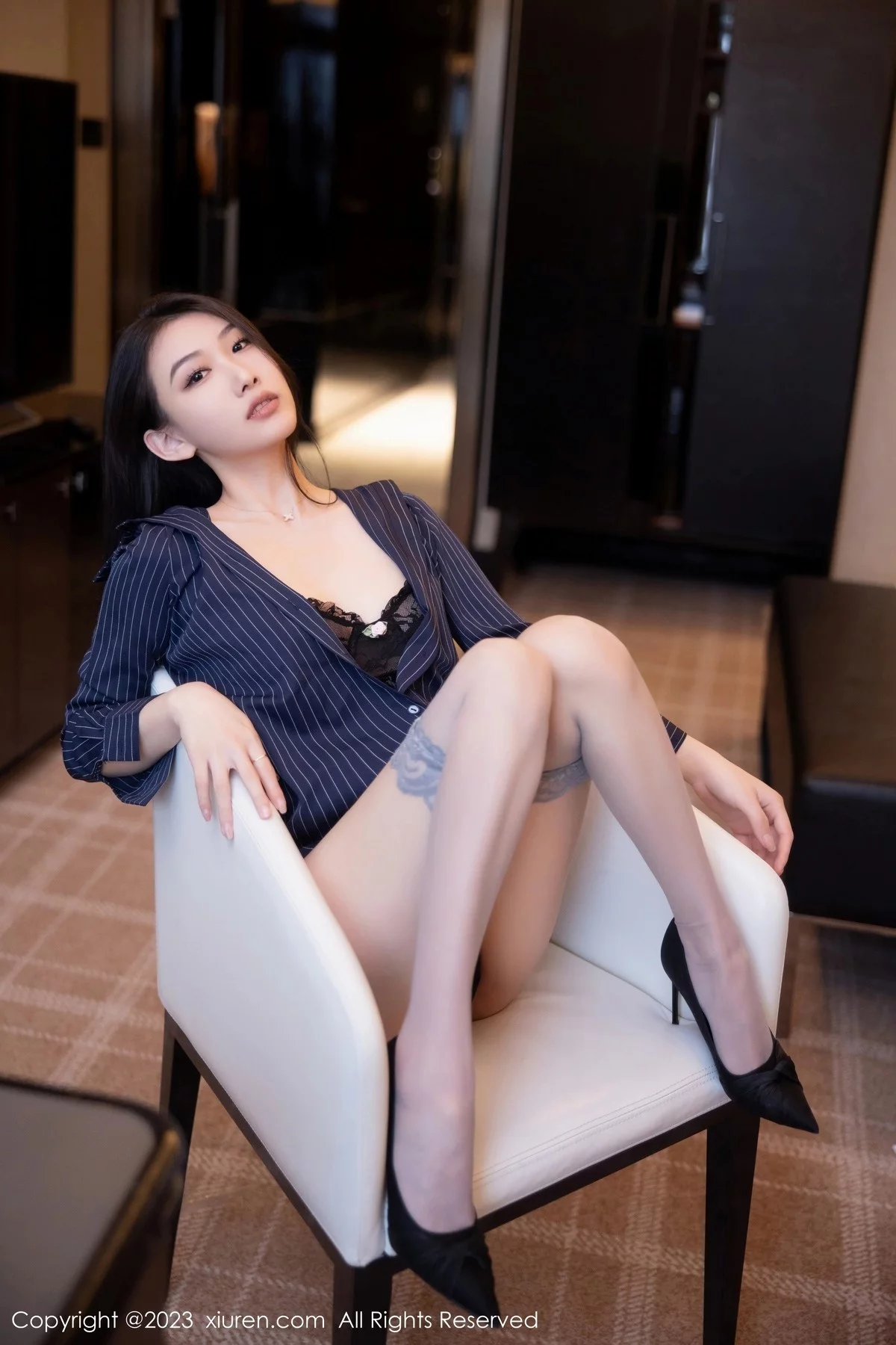 XiuRen第6418期_模特李佳芮cherie深色条纹服配短裙露黑色蕾丝情趣内衣诱惑写真75P