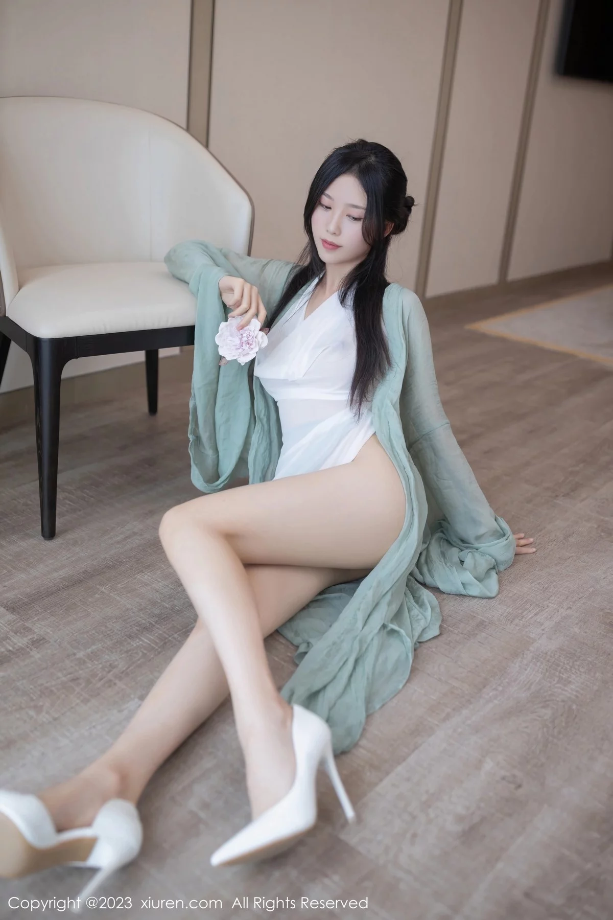 XiuRen第6420期_模特利世性感绿色古装服饰配白色薄纱秀曼妙身姿迷人诱惑写真74P