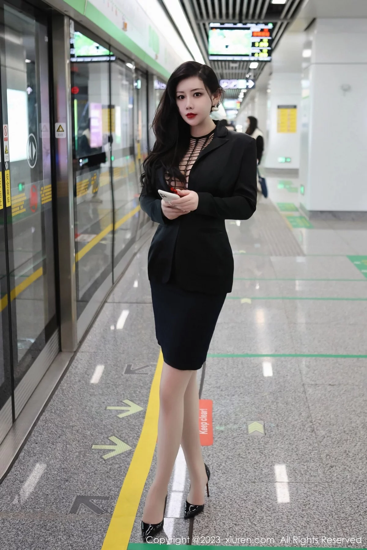 XiuRen第6421期_模特王婉悠Queen性感浅黑色OL服露红色情趣内衣丰满诱惑写真93P