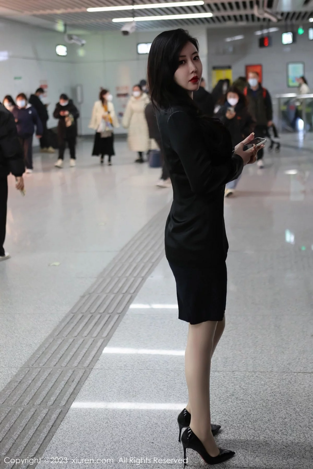 XiuRen第6421期_模特王婉悠Queen性感浅黑色OL服露红色情趣内衣丰满诱惑写真93P