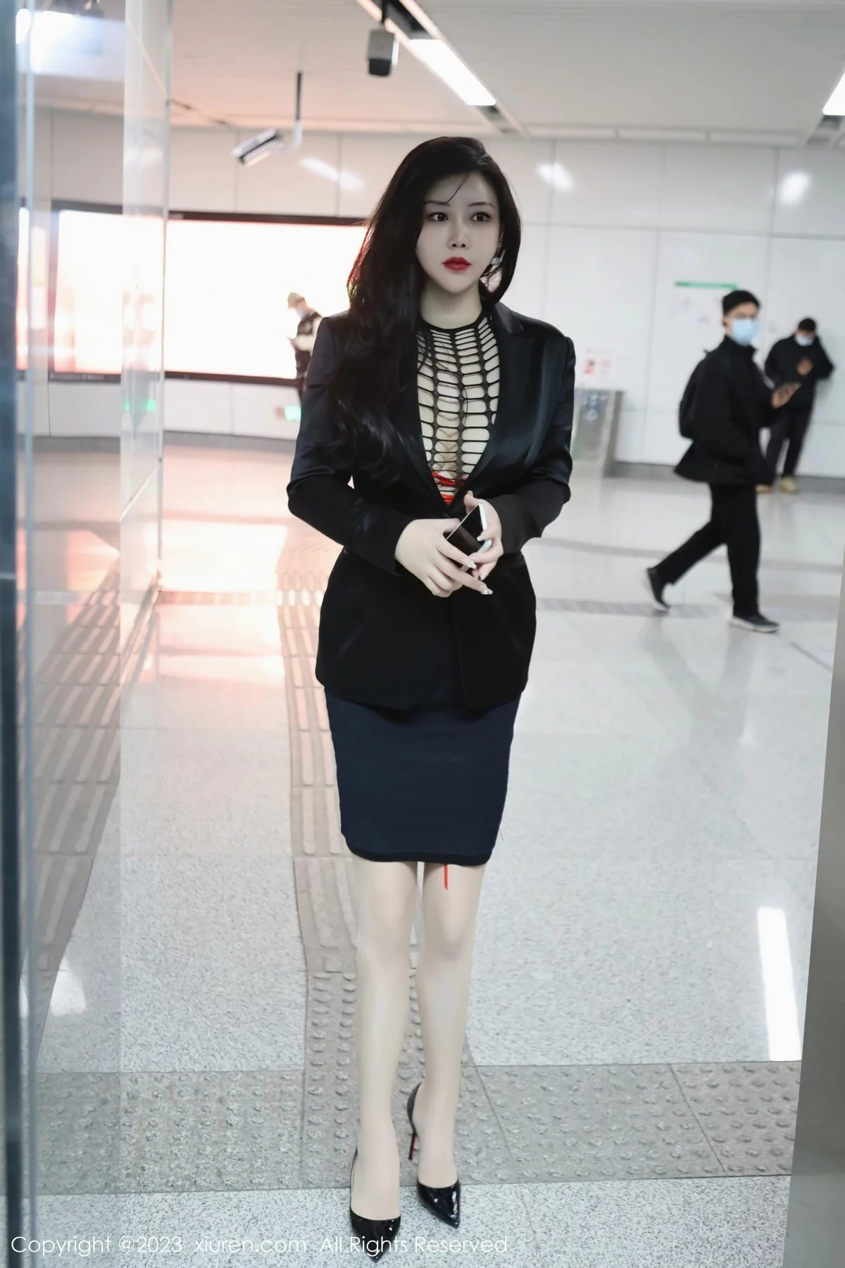 XiuRen第6421期_模特王婉悠Queen性感浅黑色OL服露红色情趣内衣丰满诱惑写真93P