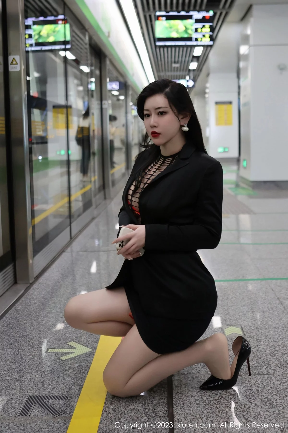 XiuRen第6421期_模特王婉悠Queen性感浅黑色OL服露红色情趣内衣丰满诱惑写真93P