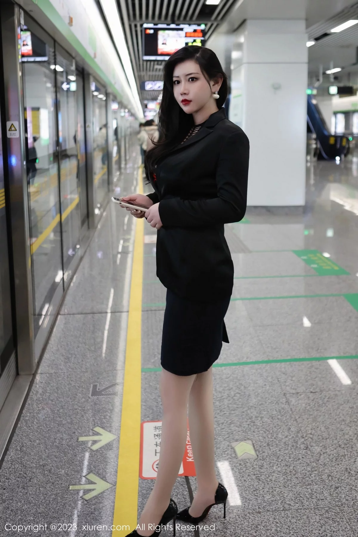 XiuRen第6421期_模特王婉悠Queen性感浅黑色OL服露红色情趣内衣丰满诱惑写真93P