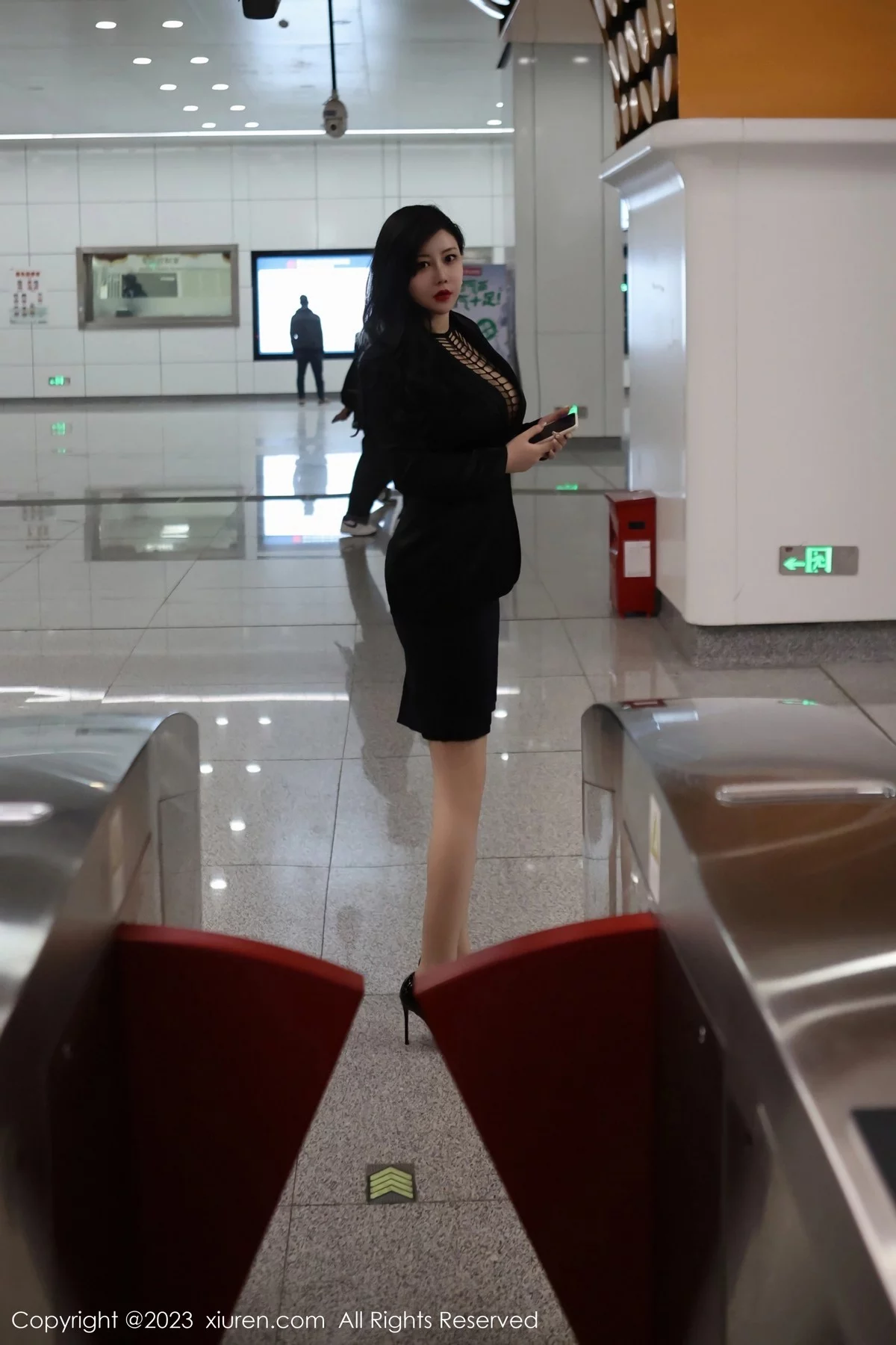 XiuRen第6421期_模特王婉悠Queen性感浅黑色OL服露红色情趣内衣丰满诱惑写真93P