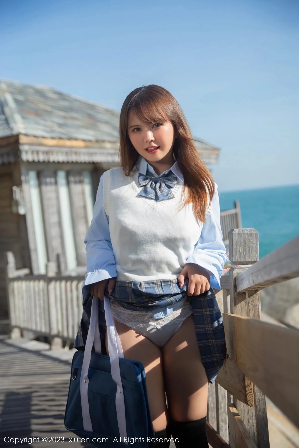 XiuRen第6423期_模特张思允Nice海边场景淡蓝色上衣配格子裙露浅色内衣诱惑写真81P