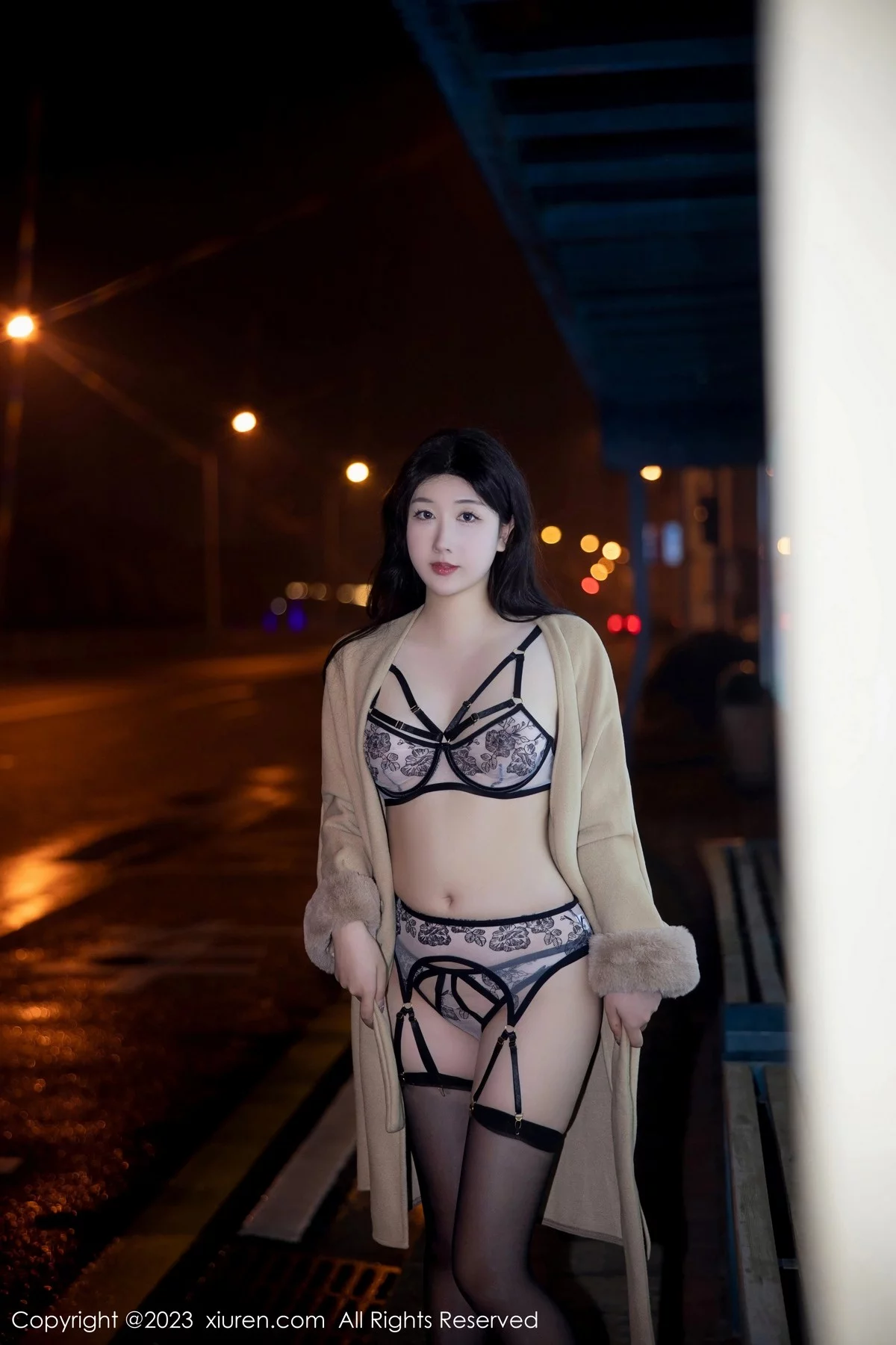 XiuRen第6424期_模特江真真脱外套露性感蕾丝内衣配黑丝吊袜秀完美身材诱惑写真66P