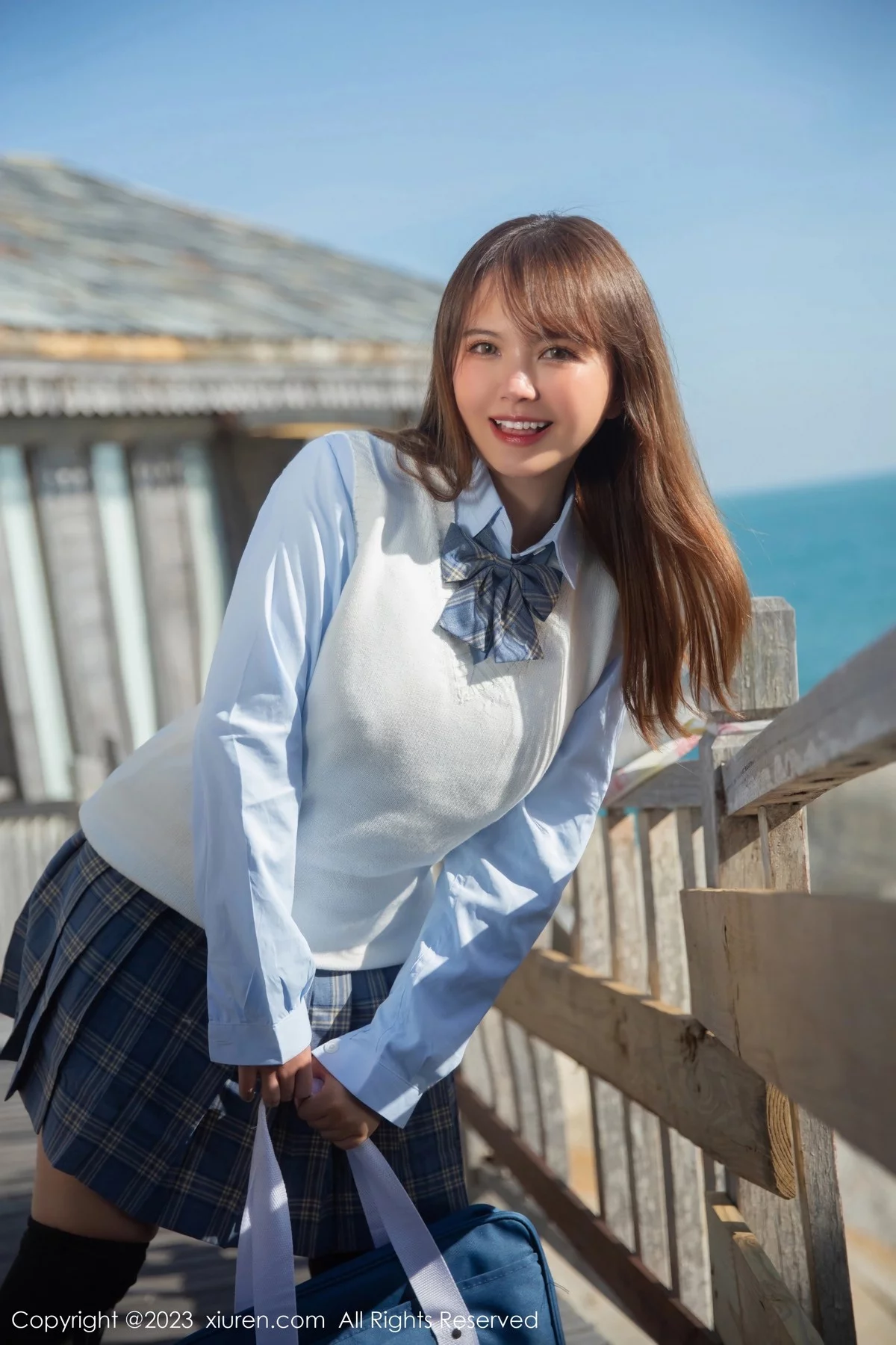 XiuRen第6423期_模特张思允Nice海边场景淡蓝色上衣配格子裙露浅色内衣诱惑写真81P
