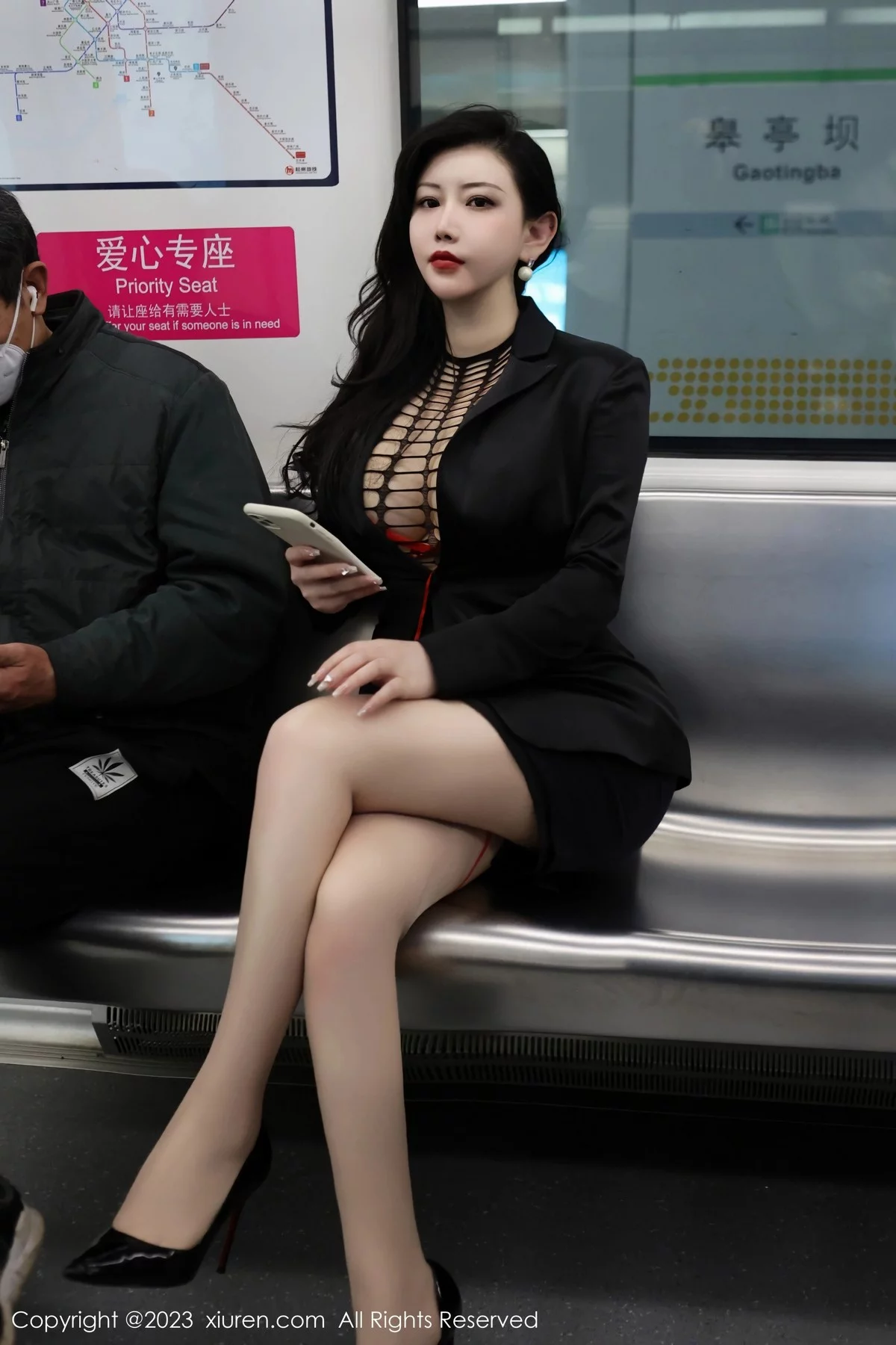 XiuRen第6421期_模特王婉悠Queen性感浅黑色OL服露红色情趣内衣丰满诱惑写真93P