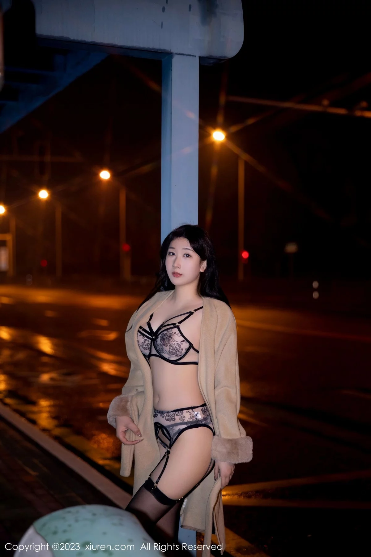 XiuRen第6424期_模特江真真脱外套露性感蕾丝内衣配黑丝吊袜秀完美身材诱惑写真66P