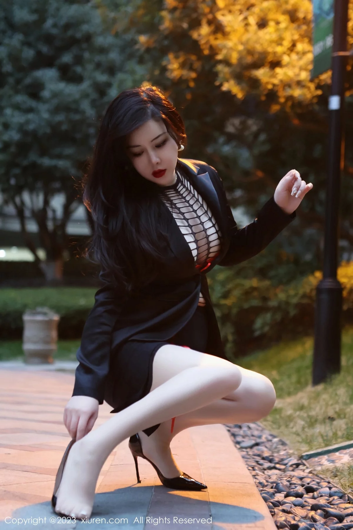 XiuRen第6421期_模特王婉悠Queen性感浅黑色OL服露红色情趣内衣丰满诱惑写真93P