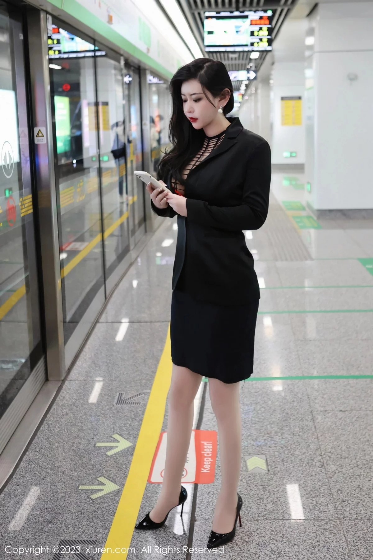 XiuRen第6421期_模特王婉悠Queen性感浅黑色OL服露红色情趣内衣丰满诱惑写真93P