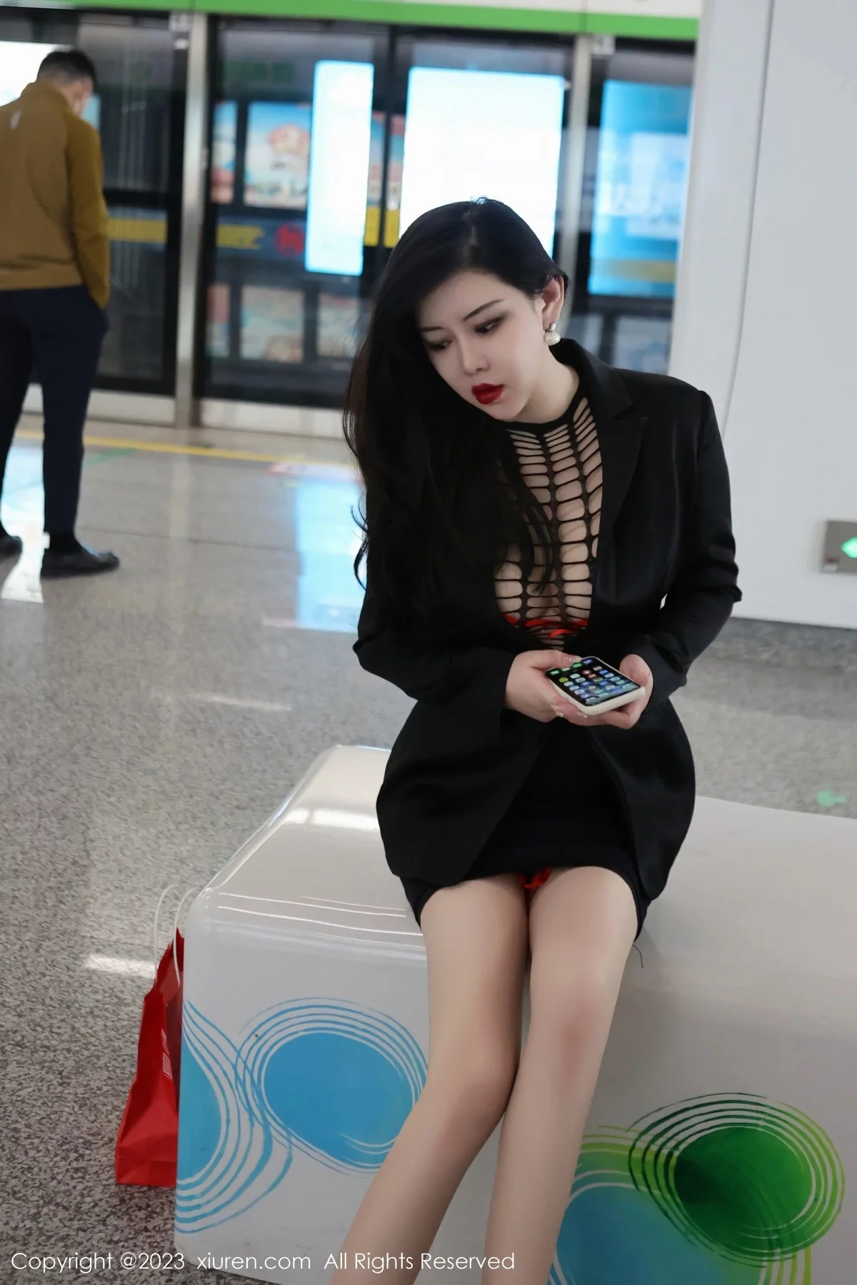 XiuRen第6421期_模特王婉悠Queen性感浅黑色OL服露红色情趣内衣丰满诱惑写真93P