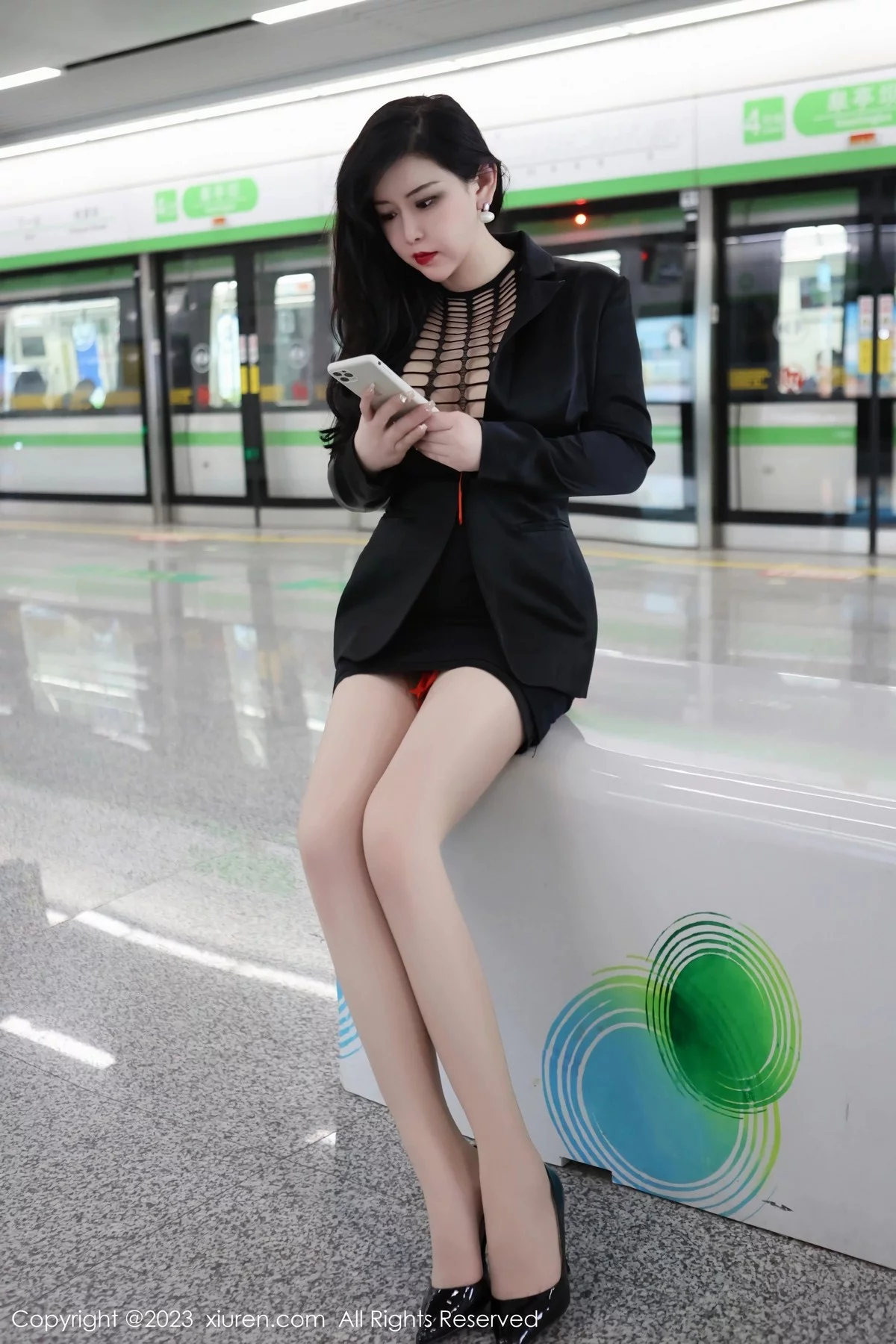 XiuRen第6421期_模特王婉悠Queen性感浅黑色OL服露红色情趣内衣丰满诱惑写真93P