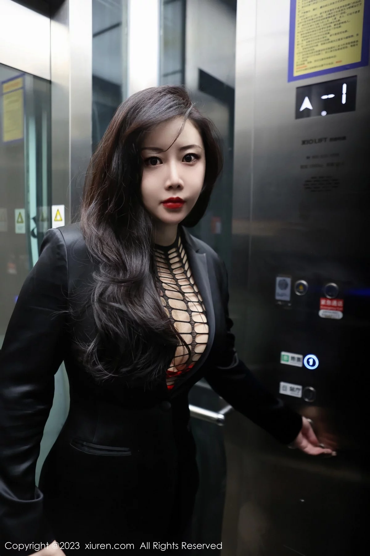 XiuRen第6421期_模特王婉悠Queen性感浅黑色OL服露红色情趣内衣丰满诱惑写真93P