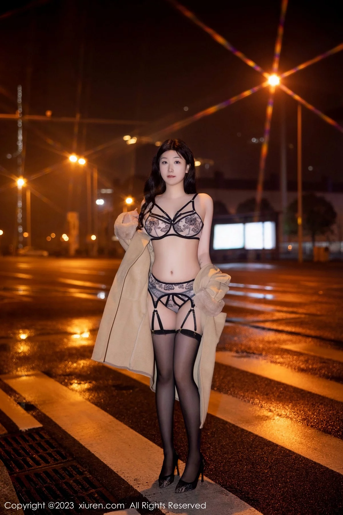 XiuRen第6424期_模特江真真脱外套露性感蕾丝内衣配黑丝吊袜秀完美身材诱惑写真66P