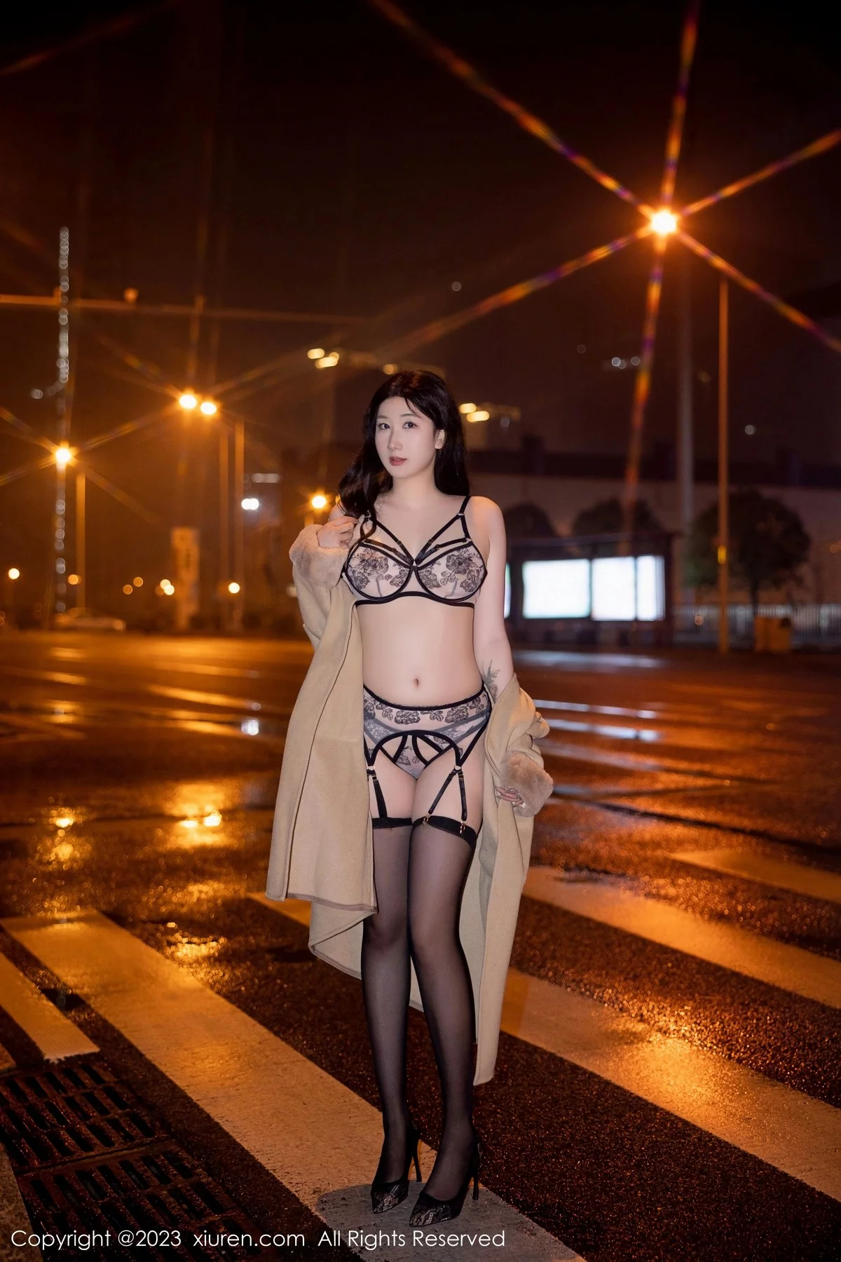 XiuRen第6424期_模特江真真脱外套露性感蕾丝内衣配黑丝吊袜秀完美身材诱惑写真66P