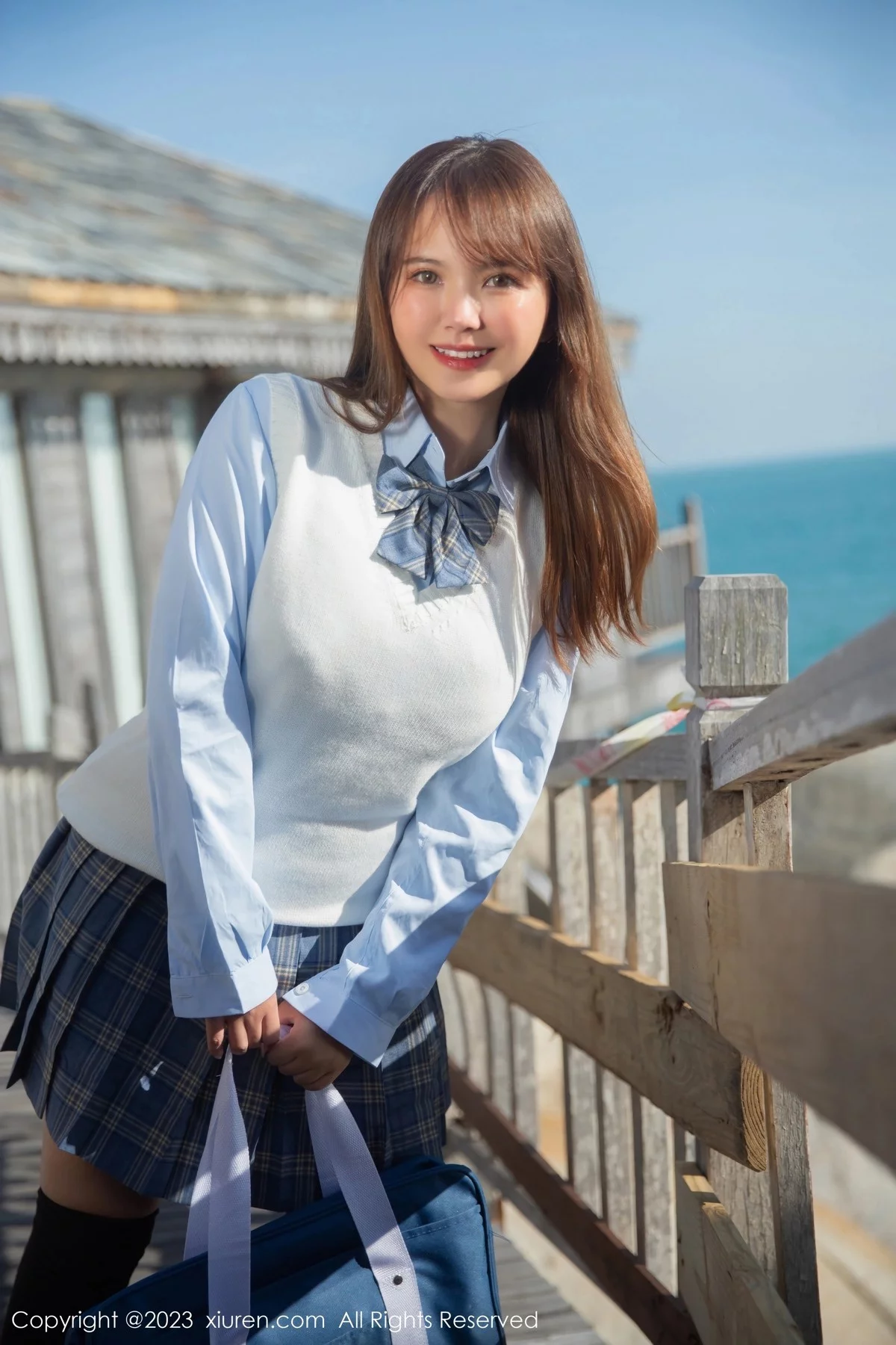 XiuRen第6423期_模特张思允Nice海边场景淡蓝色上衣配格子裙露浅色内衣诱惑写真81P