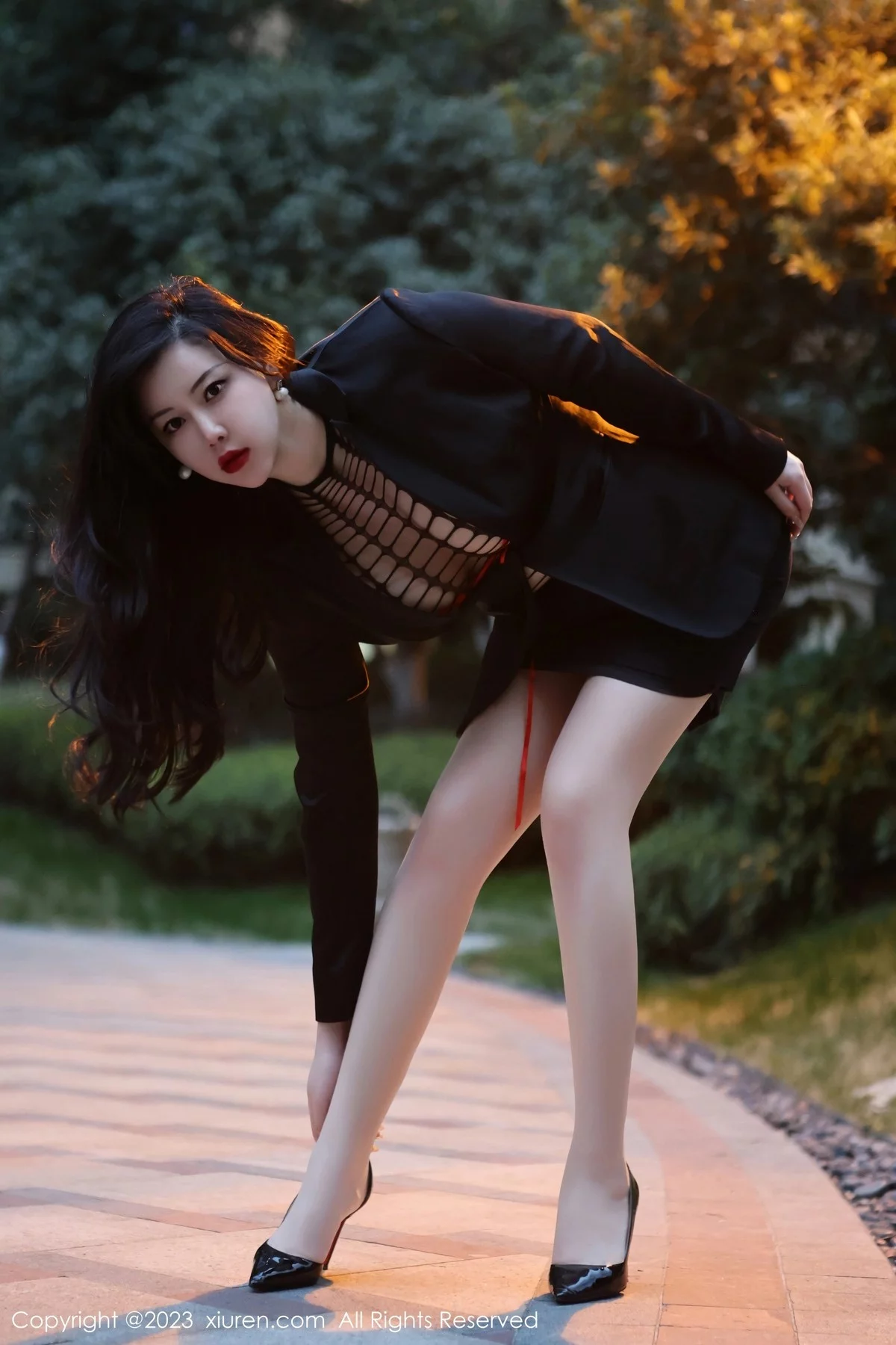 XiuRen第6421期_模特王婉悠Queen性感浅黑色OL服露红色情趣内衣丰满诱惑写真93P