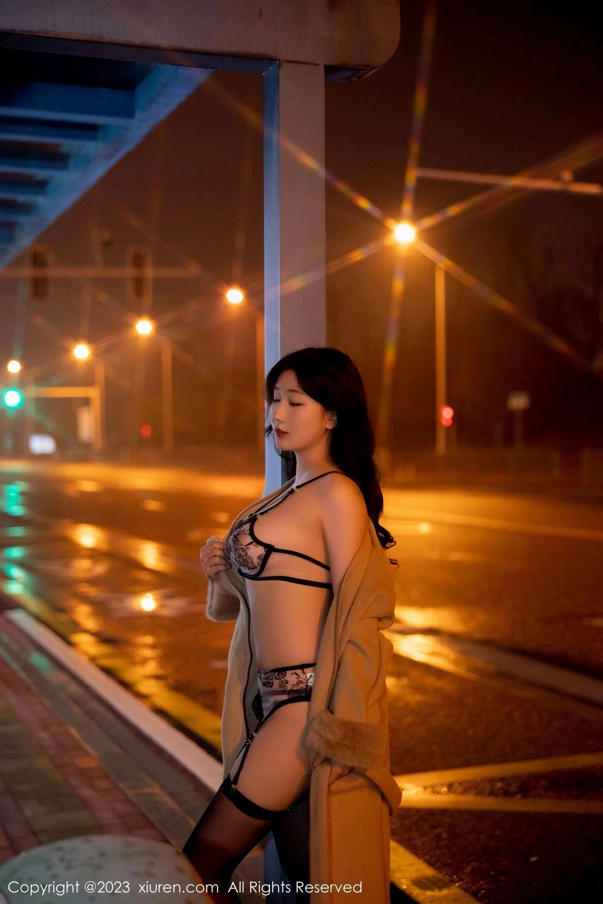XiuRen第6424期_模特江真真脱外套露性感蕾丝内衣配黑丝吊袜秀完美身材诱惑写真66P
