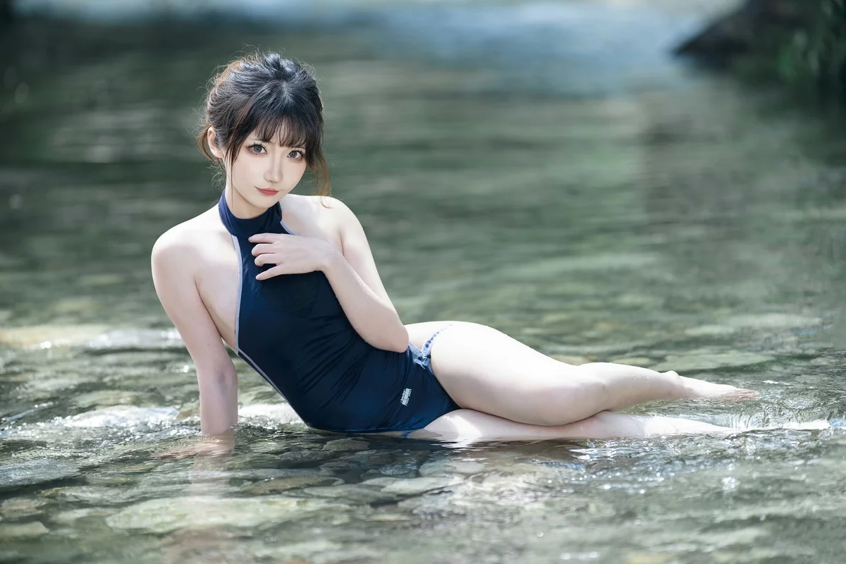 网络美女是三不是世w小溪竞泳主题户外性感连体泳衣秀完美身材诱惑写真47P