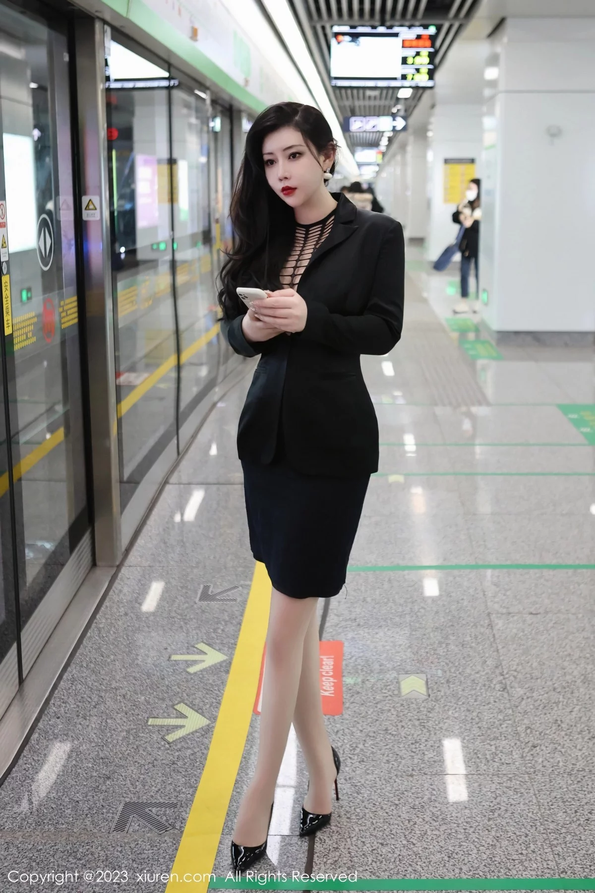 XiuRen第6421期_模特王婉悠Queen性感浅黑色OL服露红色情趣内衣丰满诱惑写真93P