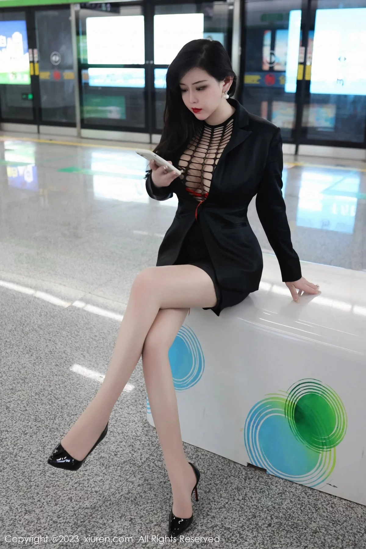 XiuRen第6421期_模特王婉悠Queen性感浅黑色OL服露红色情趣内衣丰满诱惑写真93P