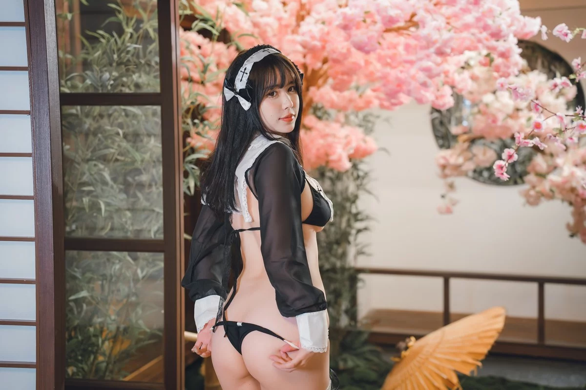 动漫博主Tina很妖孽呀修女的秘密主题修女服饰配黑丝网袜秀完美身材诱惑写真28P