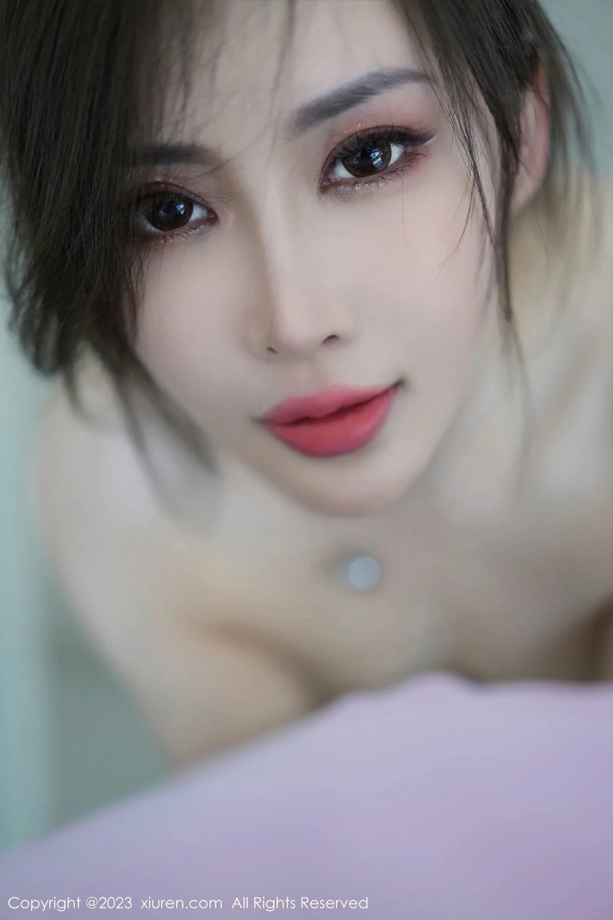 XiuRen第6429期_女神Carol周妍希性感灰色露肩连衣短裙半脱秀豪乳翘臀诱惑写真89P