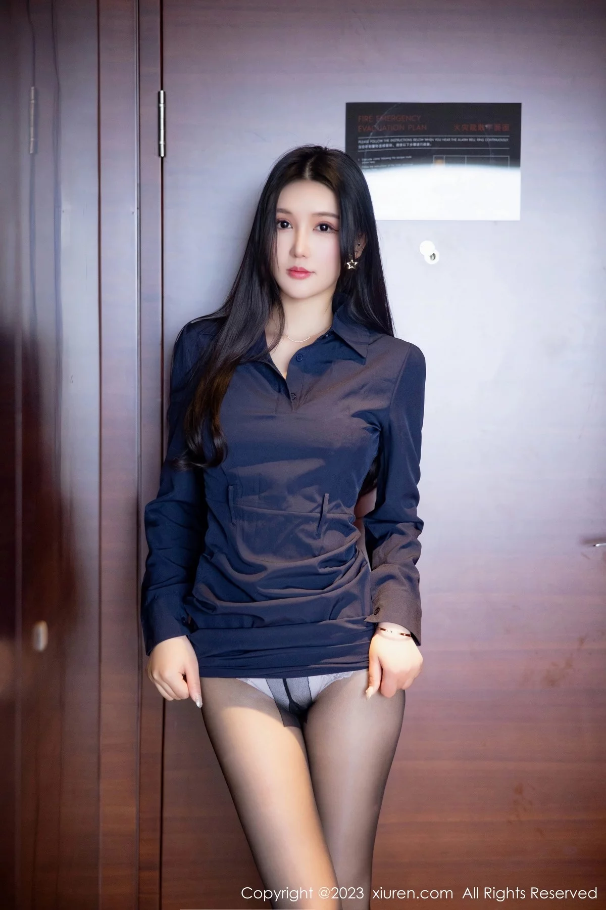 XiuRen第6427期_模特桐桐深蓝色服饰露性感白色蕾丝内衣配超薄黑丝完美诱惑写真79P
