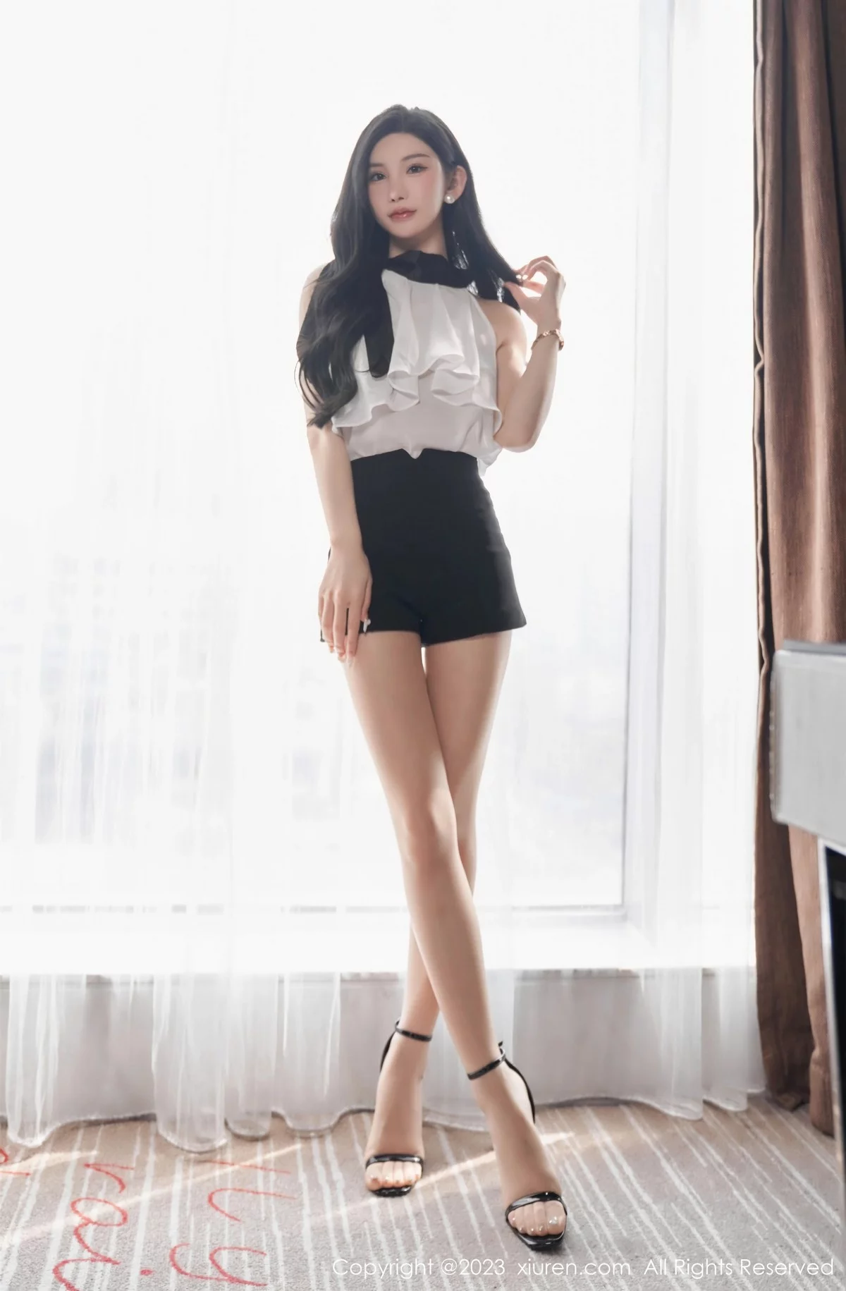 XiuRen第6435期_女神周于希Sally澳门旅拍白色薄纱服饰配超薄肉丝撩人诱惑写真83P