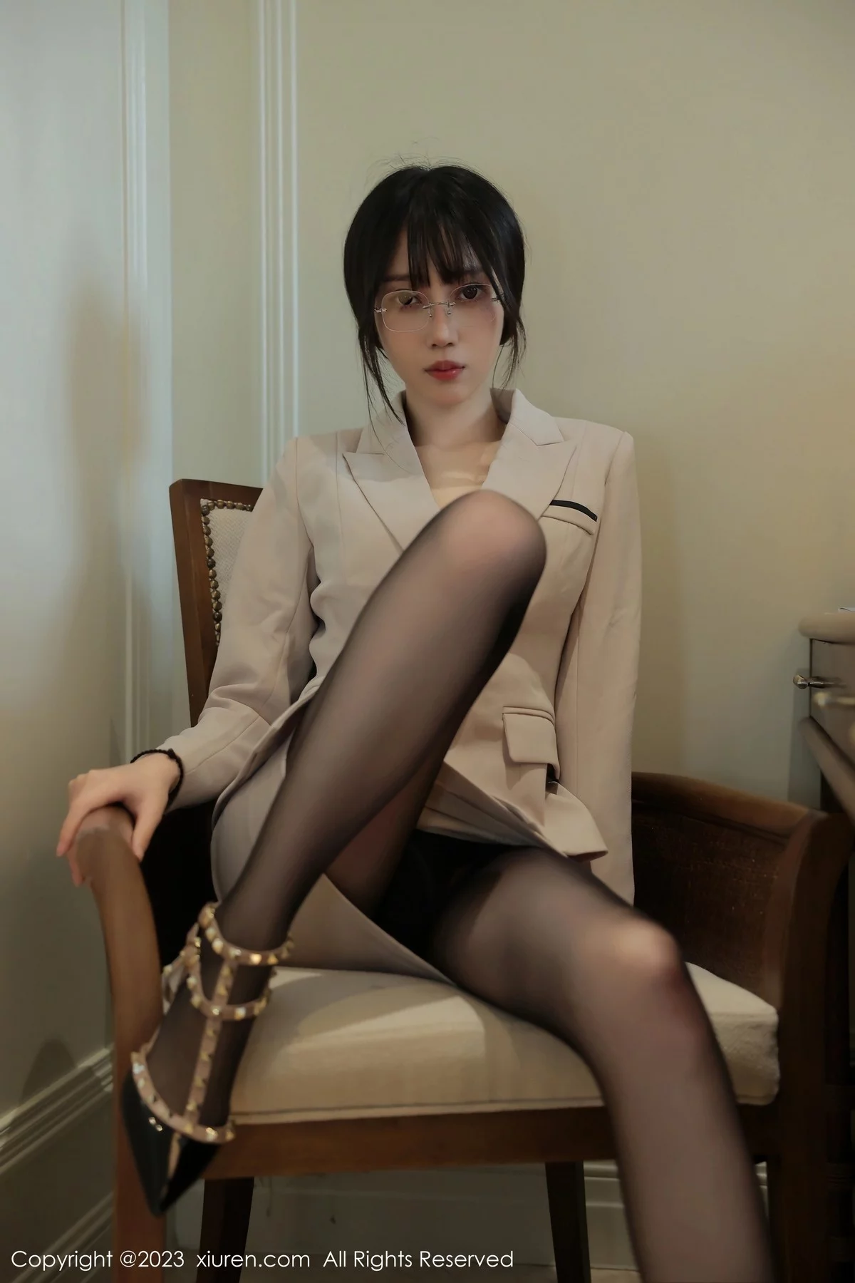 XiuRen第6428期_模特玥儿玥er脱浅色Ol服饰露黑色蕾丝内衣配超薄黑丝魅惑写真56P