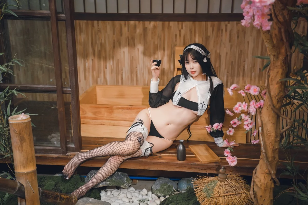 动漫博主Tina很妖孽呀修女的秘密主题修女服饰配黑丝网袜秀完美身材诱惑写真28P